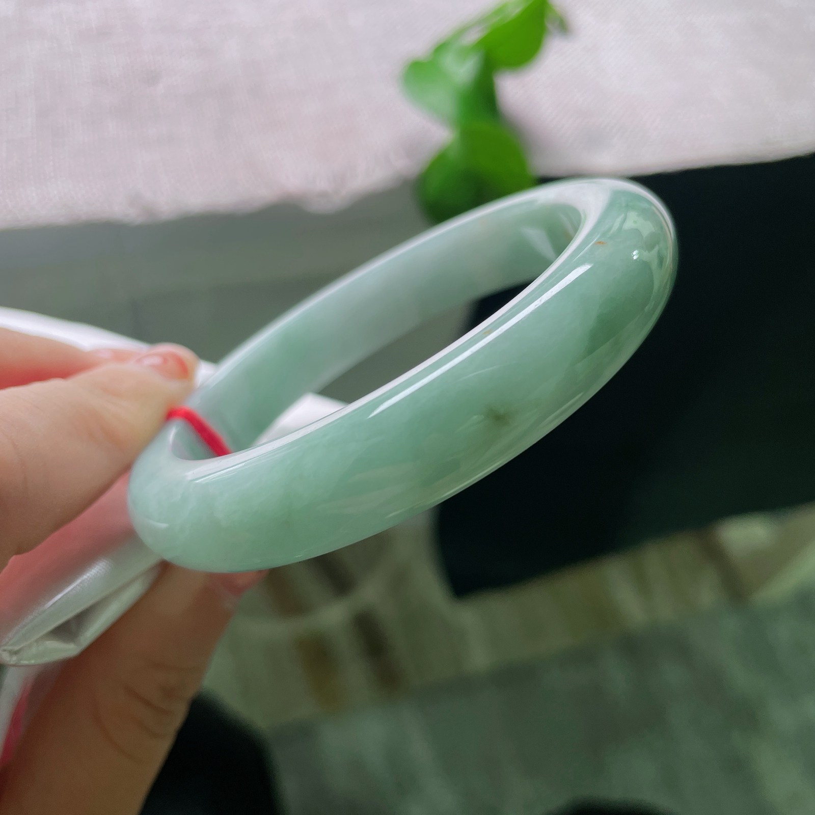 58/12.2/9.1，蓝底正圈，皮纹，浅晴底玉镯缀一抹艳红，红运当头，温婉藏吉兆。ss54064a。