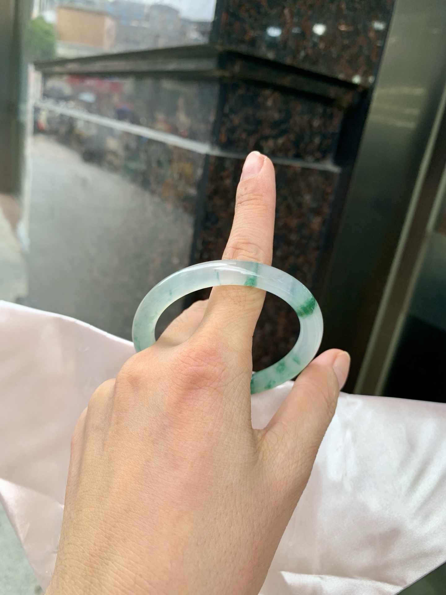 冰墨绿花美人条 51.2-7.2-7.2 0629-N1107 打灯细纹，底妆冰润，烟雨入江南，丹青水墨，朦胧江南的意境镯，青花瓷般的冰飘蓝花水墨画，妙笔丹青笔墨如画，镯子青白分明如盈盈碧水莹润水灵山水画，飘逸灵动的画色倘徉在水光中泛起阵阵涟漪。