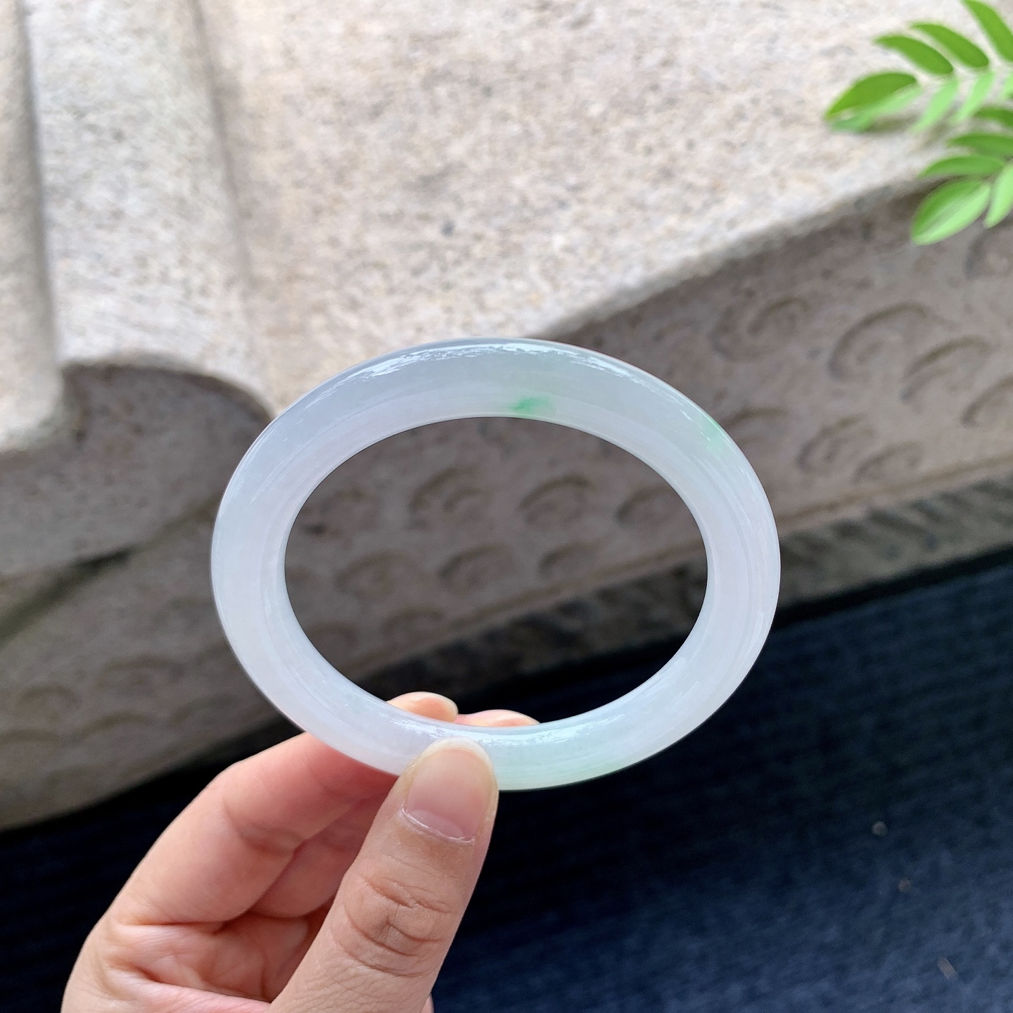 圆条55 56【圈口】56.4/8.4/9.2【编码】C5062903【描述】细糯飘绿，水润，种老，细腻，打灯有棉线