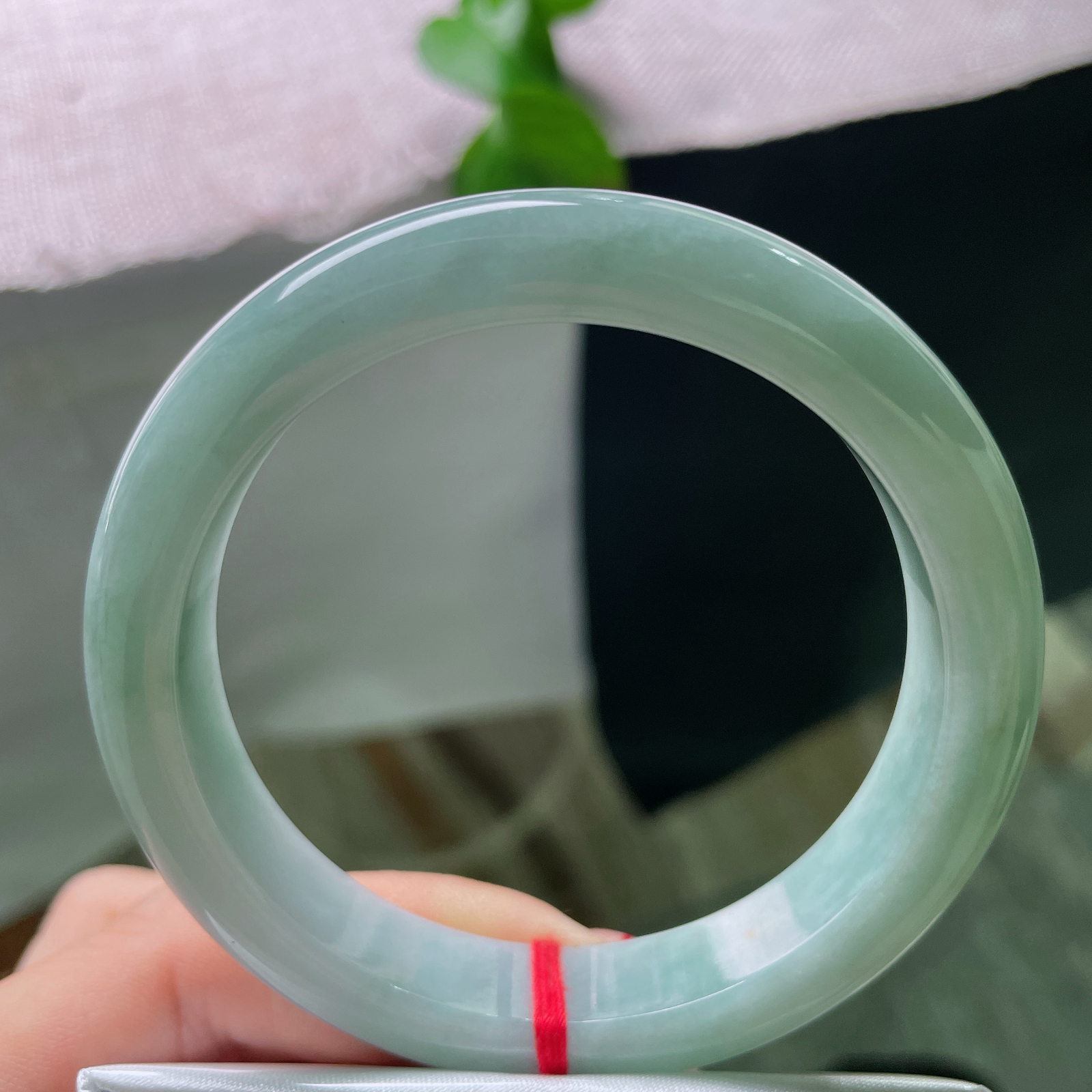 58/12.2/9.1，蓝底正圈，皮纹，浅晴底玉镯缀一抹艳红，红运当头，温婉藏吉兆。ss54064a。