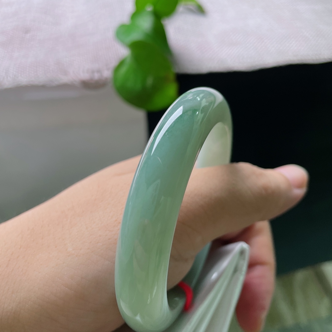 53.8/11.8/8.7，蓝底正圈，晶体纹，油润晴水，质地细腻通透，素雅耐看。ss57068a