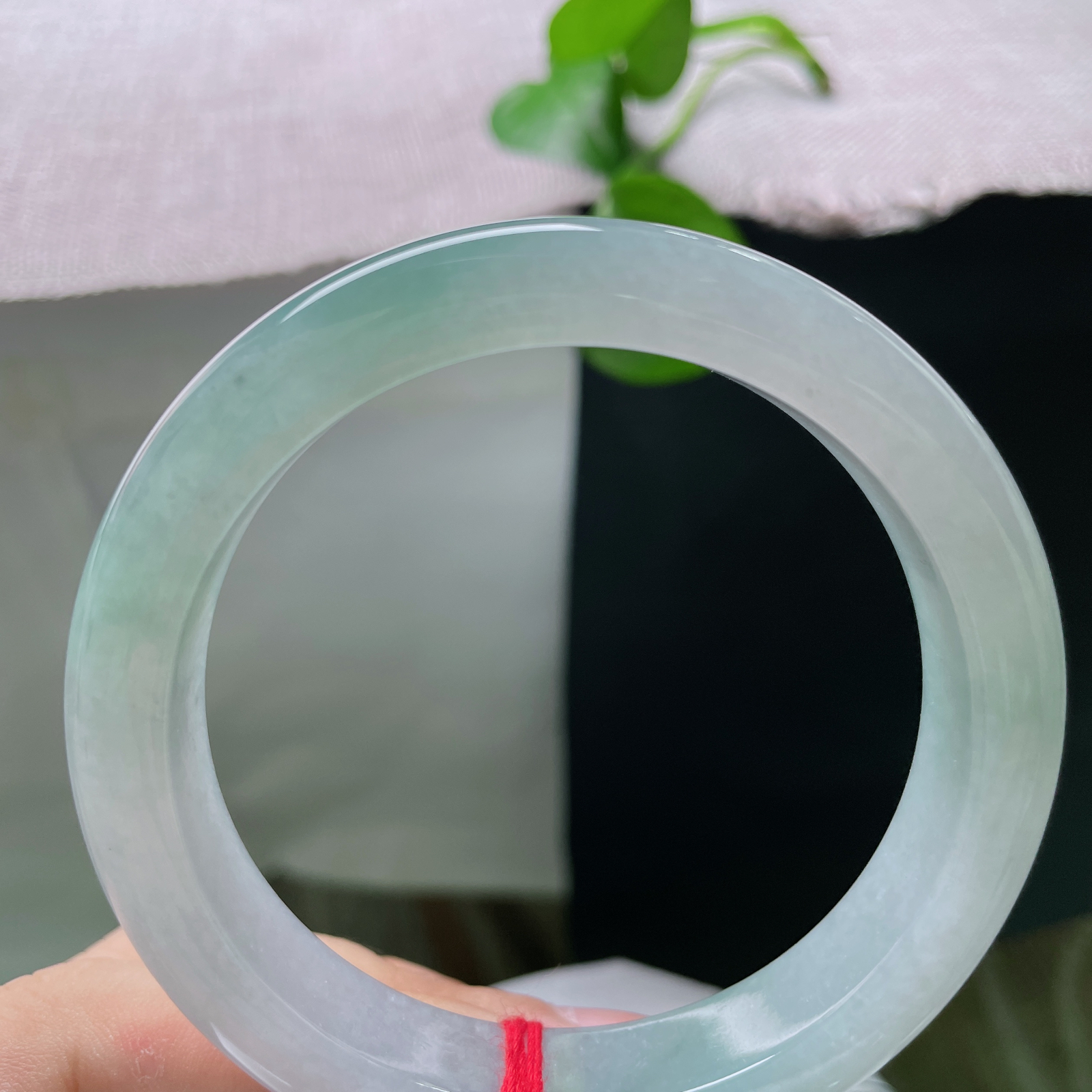 60/12.5/8.9，绿底正圈，完美，冰润晴水镯，清透凝烟，一汪浅翠藏尽温润诗意ss55335a