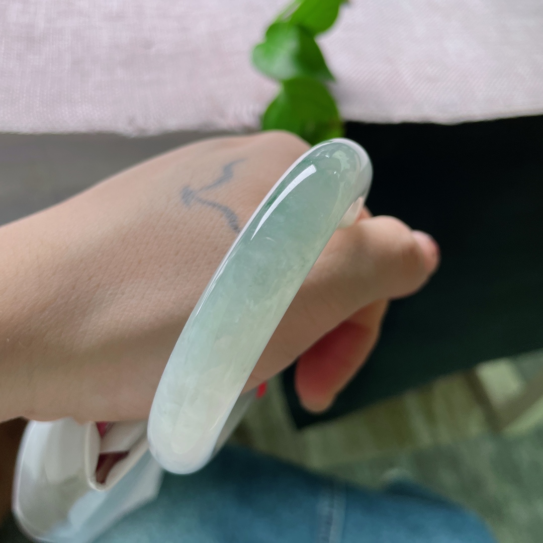 飘花正圈，清透冰白为底，晕染一抹灵动飘绿花，似山涧青苔沉于浅潭。玉质通透莹润，清浅翠色随性舒展，腕间自带悠然静谧的山水诗意。无裂，ss52535a