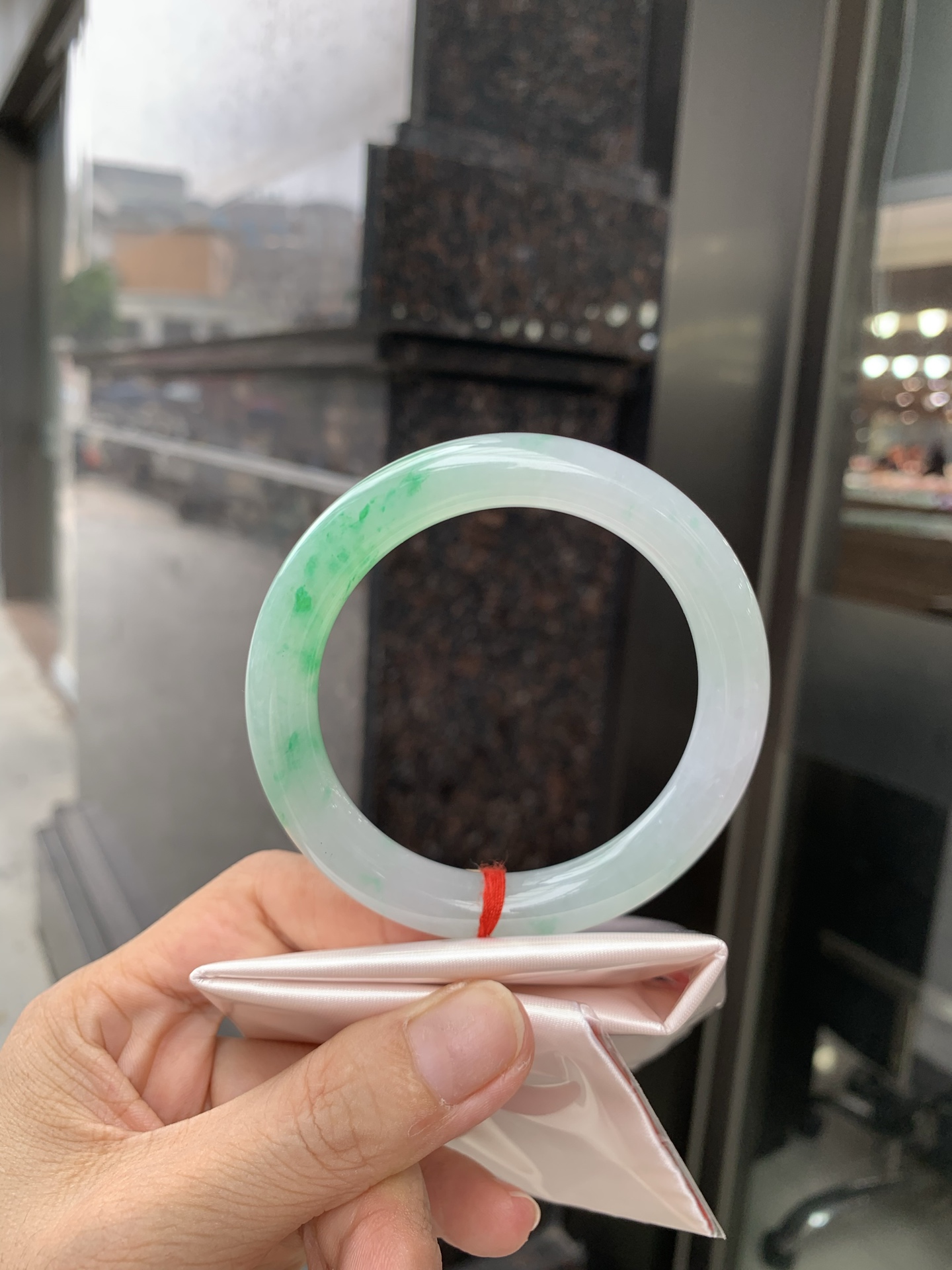 白底青阳绿圆条 0629-N1108-1 打灯细纹，底妆冰润，半圈阳绿花点缀，腕间风华，干净纯净的底色上，一抹翠色肆意流淌，宛如春日里的繁华盛景