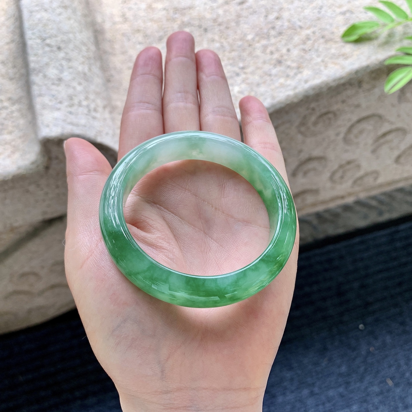 正圈 圈口52.5/12.7/8 编码WW063022 描述冰糯辣绿，水润，种老，细腻，打灯有絮线