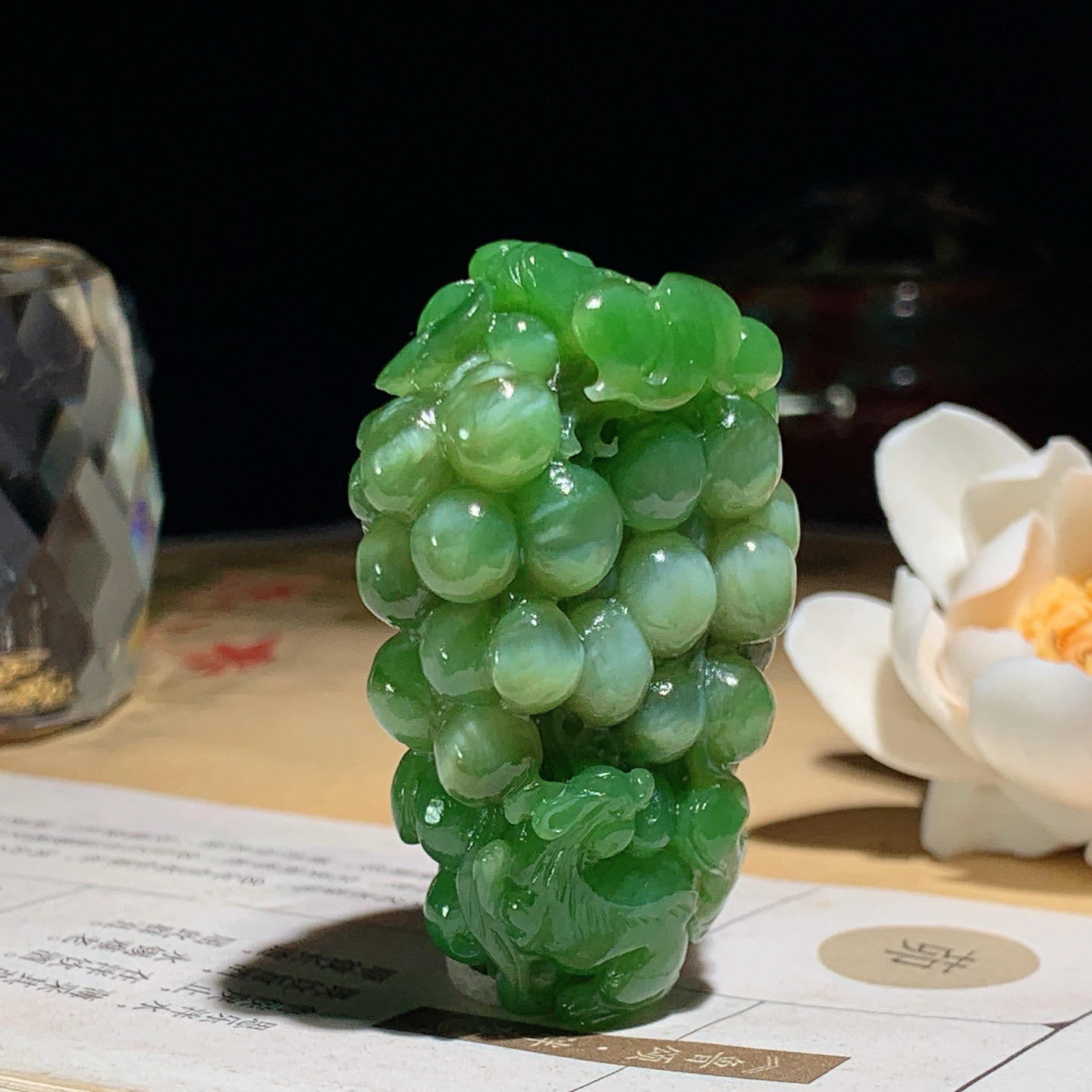 和田玉阳绿俄罗斯碧玉葡萄挂件 ！尺寸53/34/18重49.5克 玉质细腻油润 底色纯净 脂粉好，品质好。lt260629