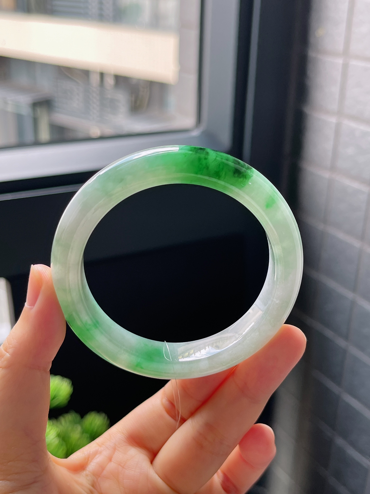 正圈52.5圈口，翡翠冰糯种飘绿手镯