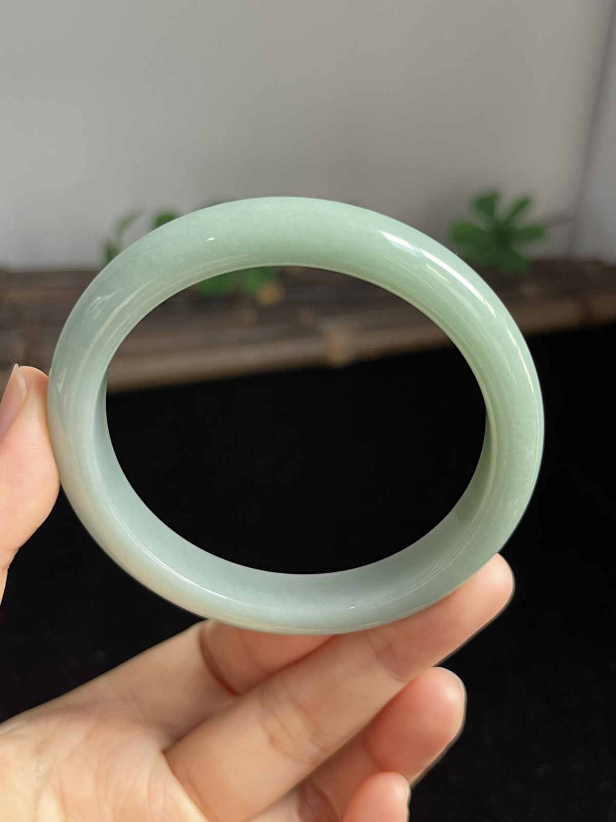 正圈55.6圈口，翡翠糯化种淡绿色手镯
