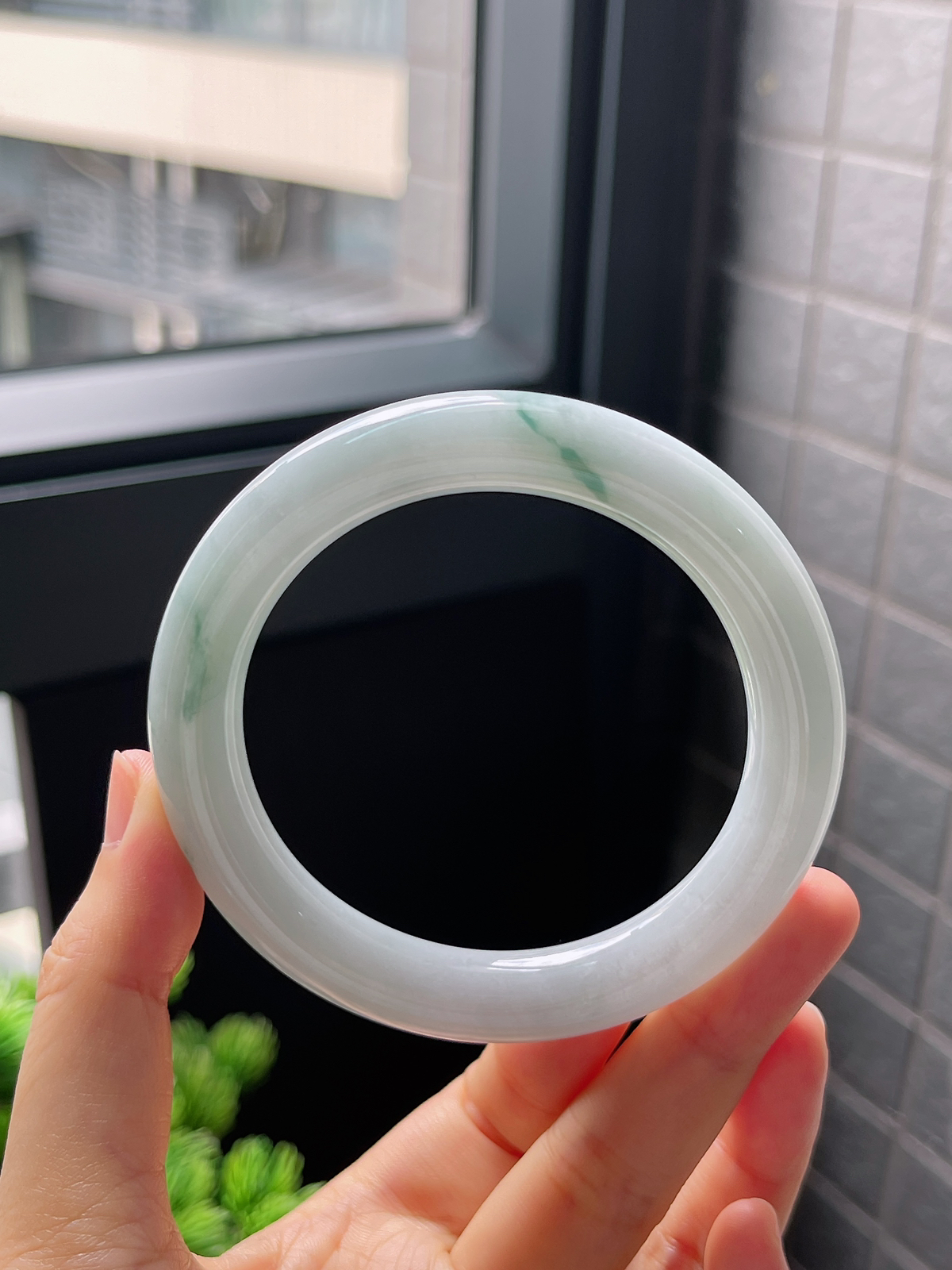 圈口56.7，糯化飘花翡翠圆条翡翠手镯