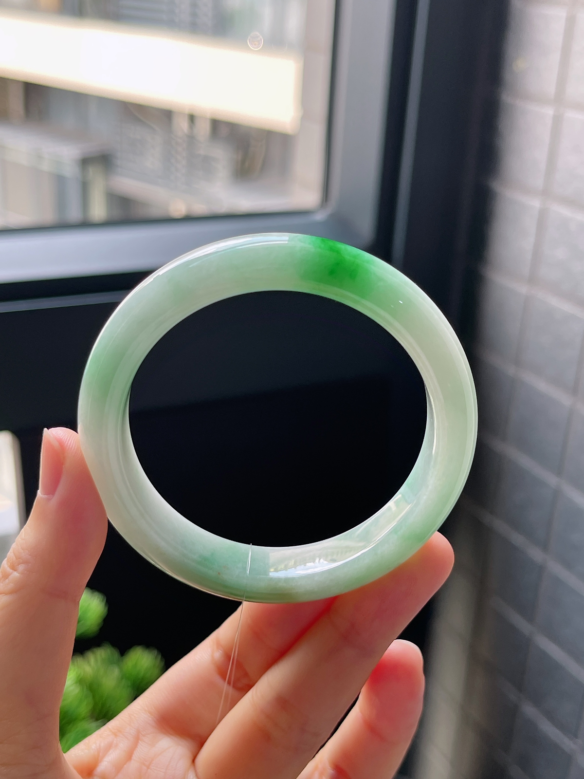 正圈52圈口，翡翠糯化种飘绿手镯