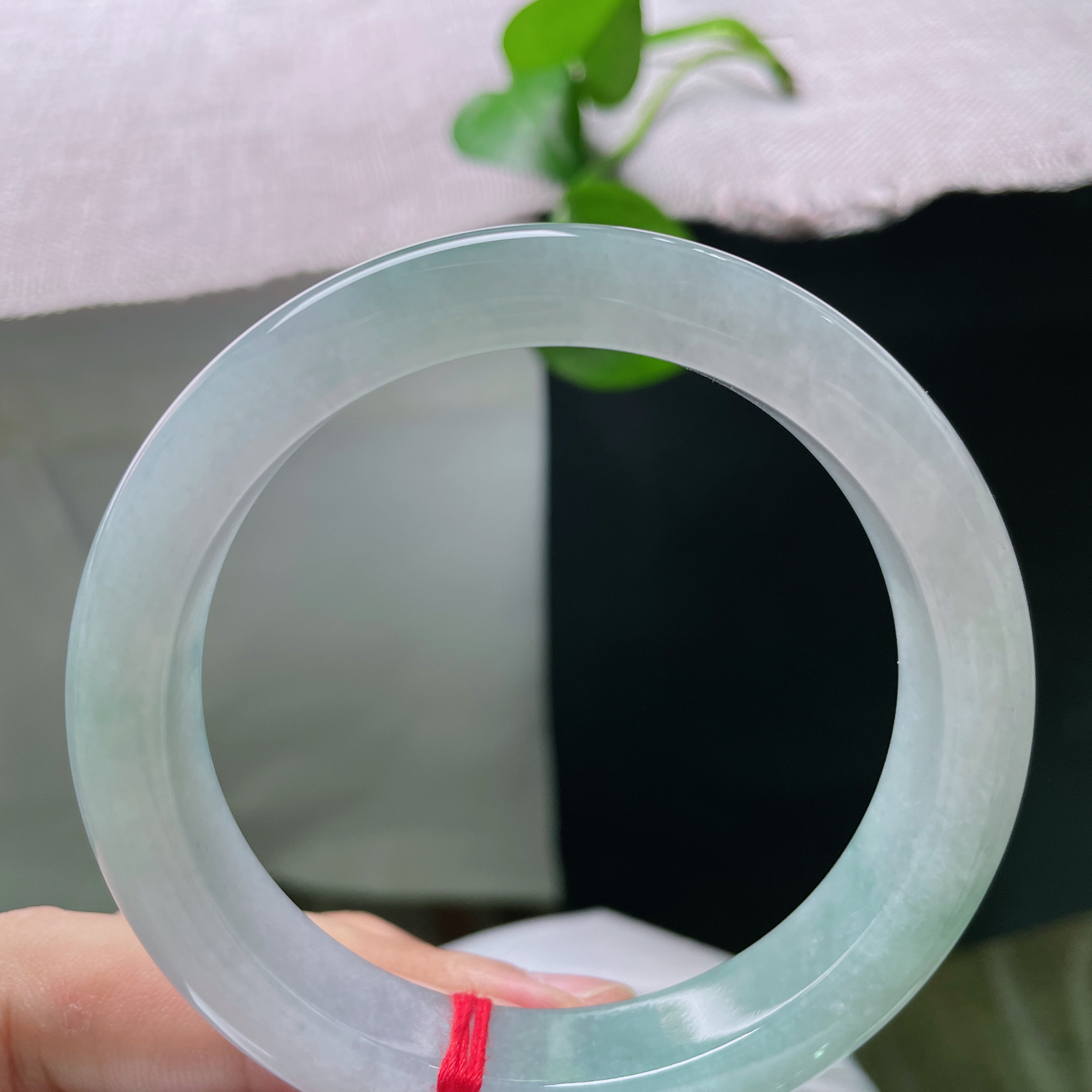 60/12.5/8.9，绿底正圈，完美，冰润晴水镯，清透凝烟，一汪浅翠藏尽温润诗意ss55335a