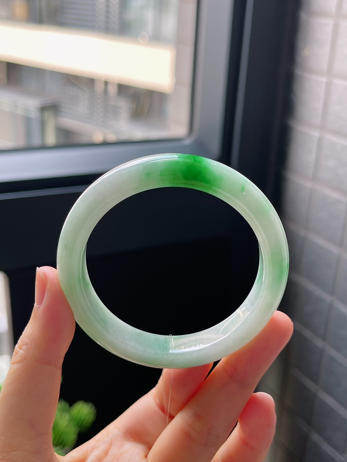 正圈52圈口，翡翠糯化种飘绿手镯