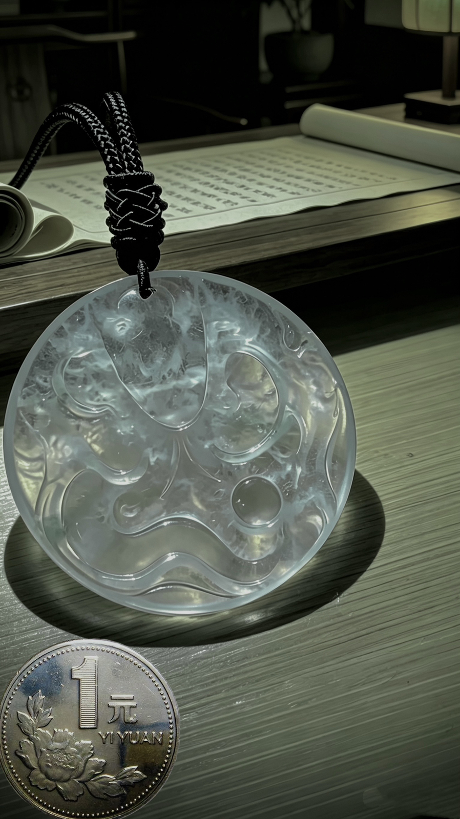 【神龙护主·盛世龙腾】，冰种龙牌。
52.5-52.5-6mm，含绳36.08g
