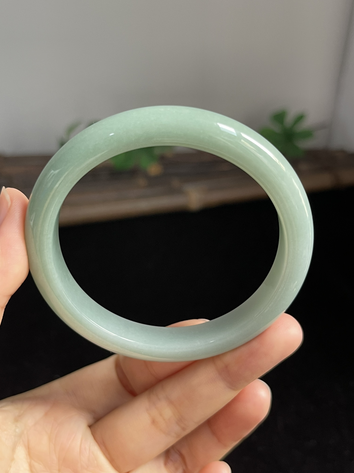 正圈55.6圈口，翡翠糯化种淡绿色手镯