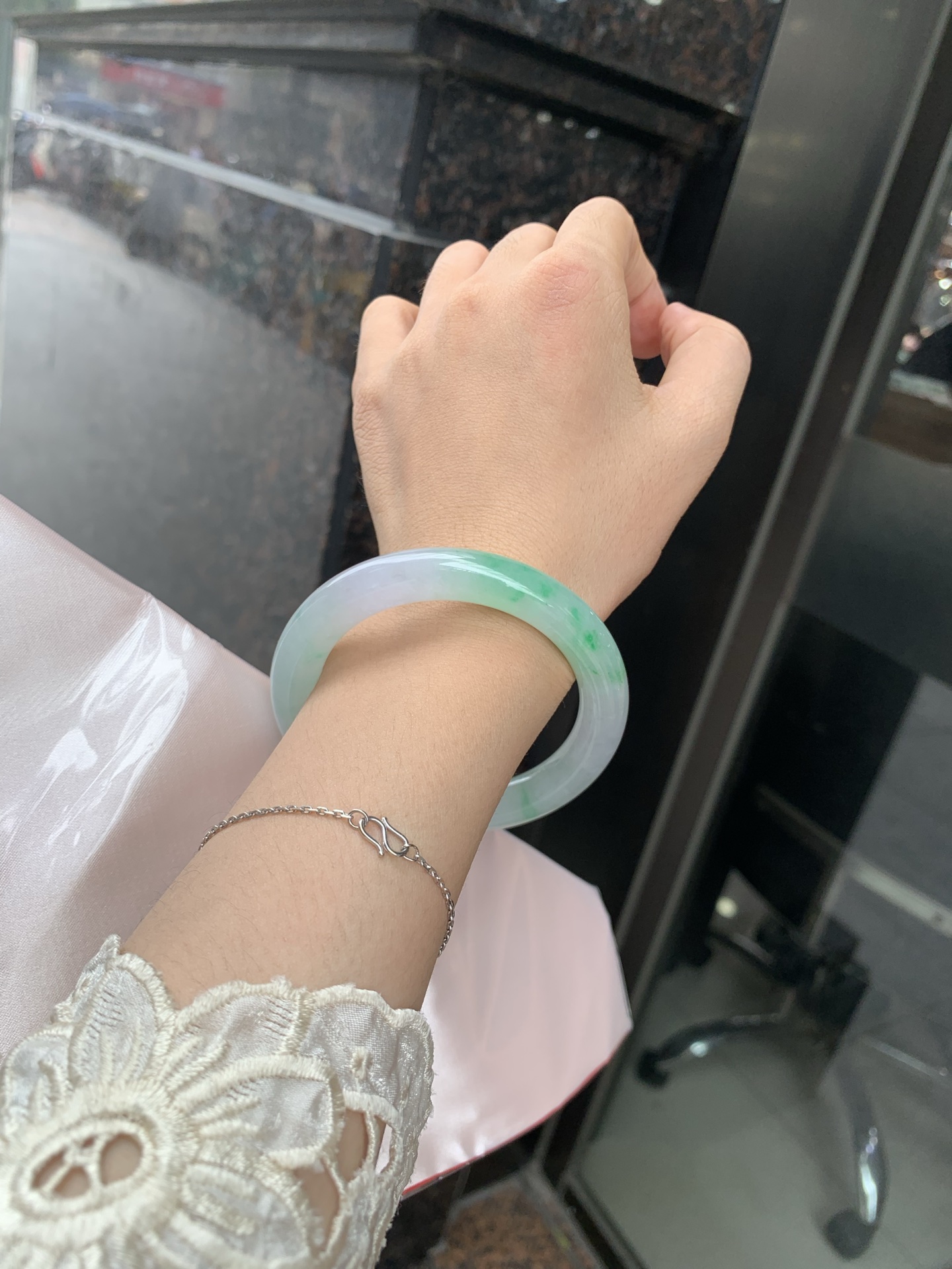 白底青阳绿圆条 54.6-9.5-9.5 0629-N1108-2 打灯细纹，底妆冰润，满圈飘阳绿花点缀，腕间风华，干净纯净的底色上，一抹翠色肆意流淌，宛如春日里的繁华盛景