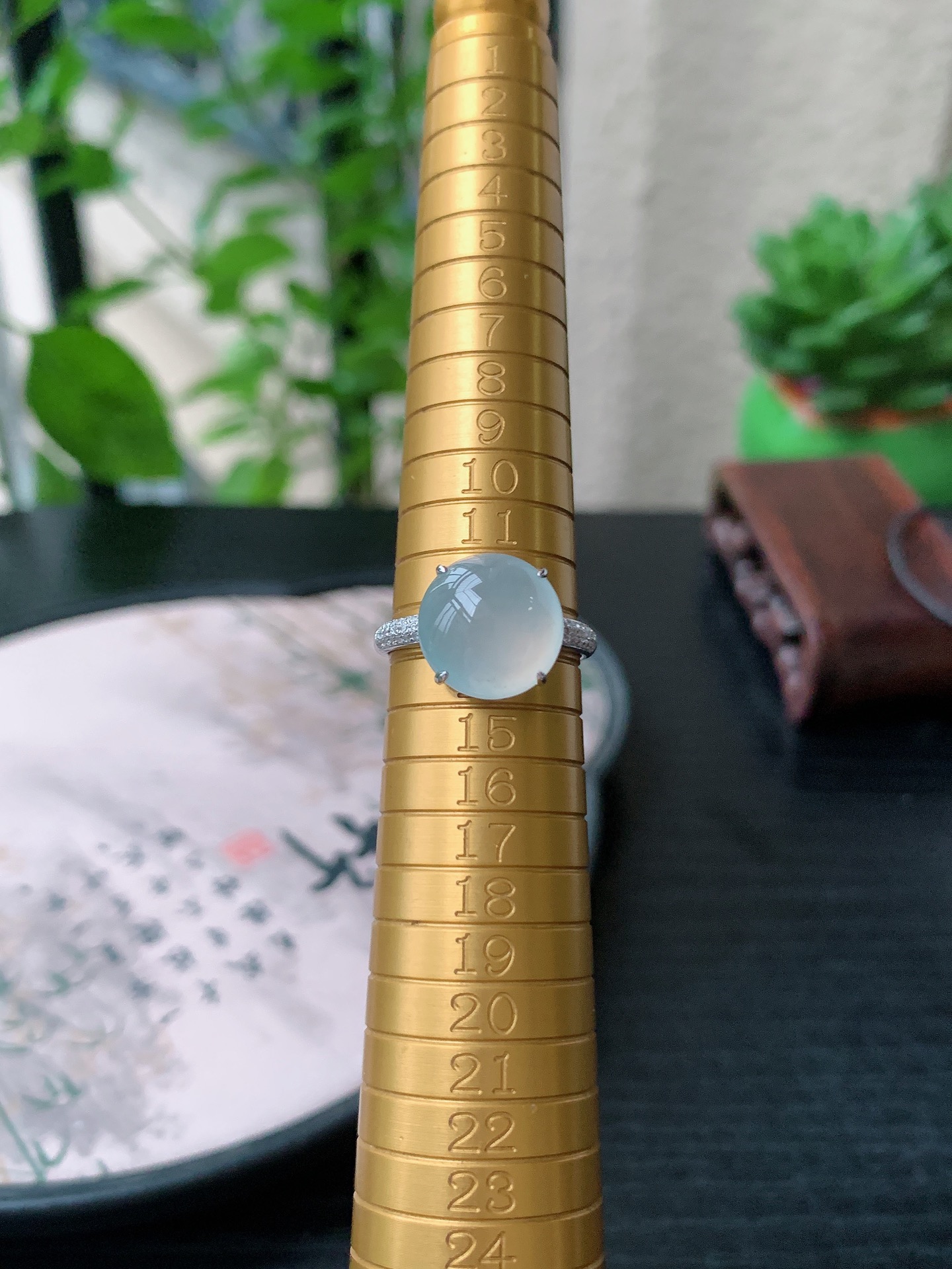 18k金镶嵌老坑冰种胶感白月光戒指 裸石尺寸:11.7-11.6-6.6mm