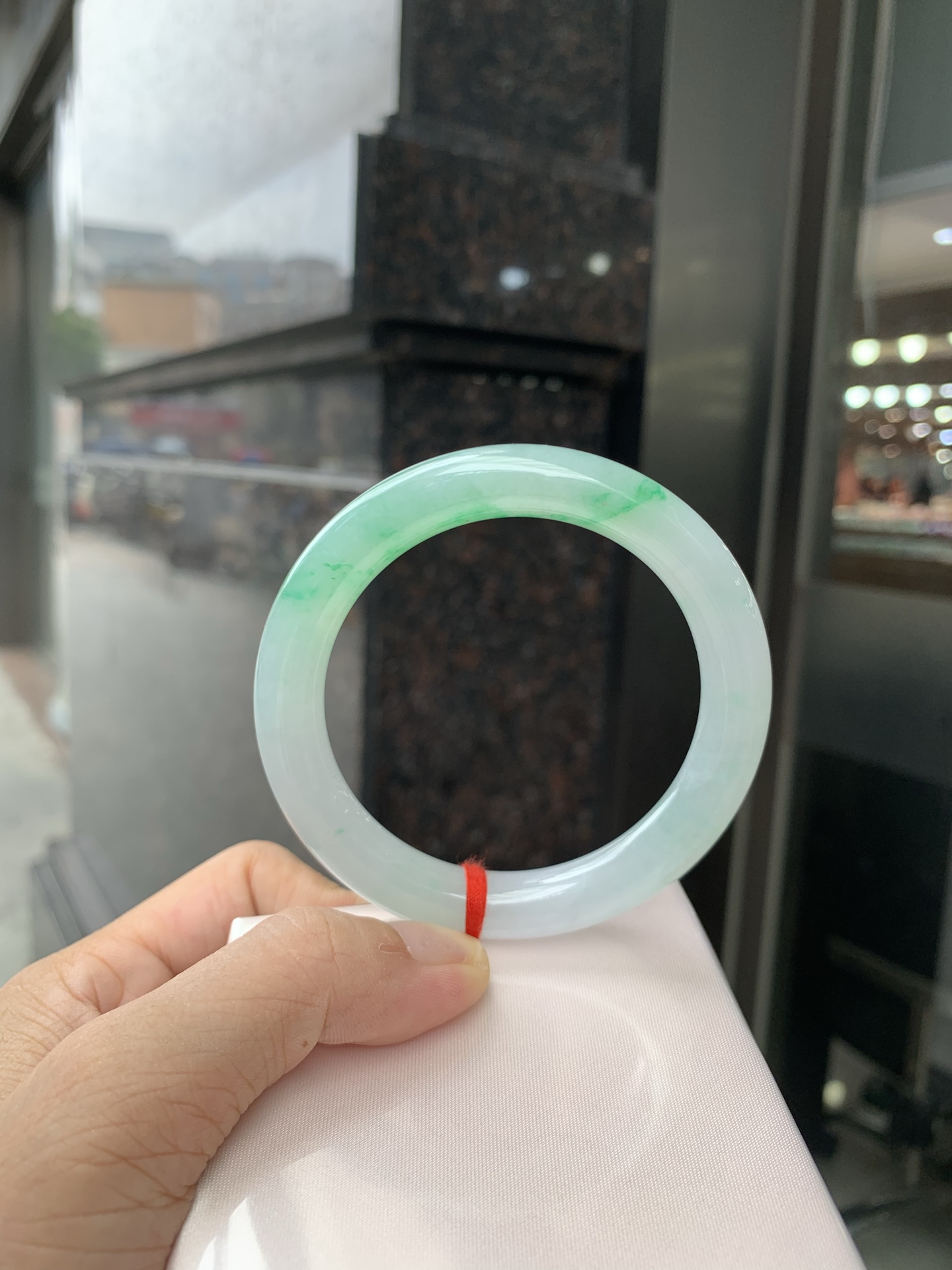 白底青阳绿圆条 0629-N1108-1 打灯细纹，底妆冰润，半圈阳绿花点缀，腕间风华，干净纯净的底色上，一抹翠色肆意流淌，宛如春日里的繁华盛景