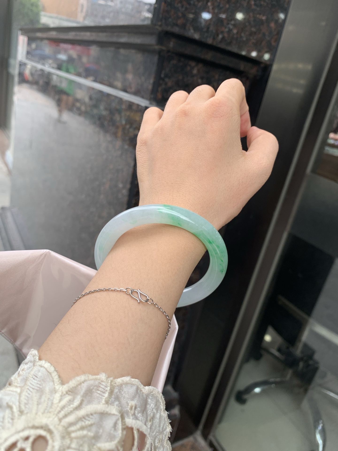 白底青阳绿圆条 0629-N1108-1 打灯细纹，底妆冰润，半圈阳绿花点缀，腕间风华，干净纯净的底色上，一抹翠色肆意流淌，宛如春日里的繁华盛景