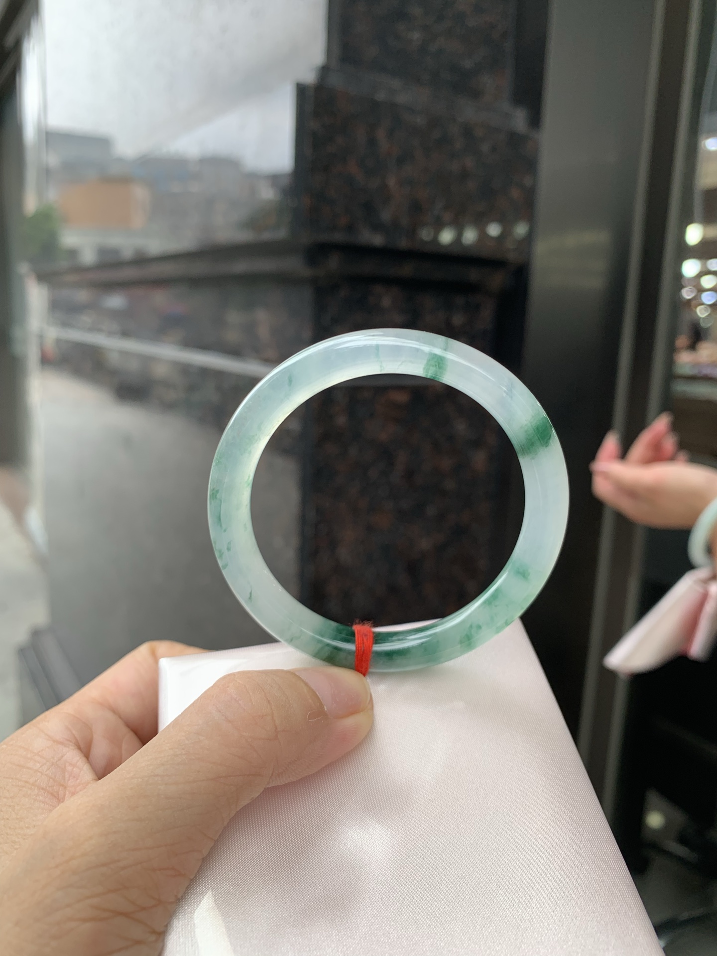 冰墨绿花美人条 51.2-7.2-7.2 0629-N1107 打灯细纹，底妆冰润，烟雨入江南，丹青水墨，朦胧江南的意境镯，青花瓷般的冰飘蓝花水墨画，妙笔丹青笔墨如画，镯子青白分明如盈盈碧水莹润水灵山水画，飘逸灵动的画色倘徉在水光中泛起阵阵涟漪。