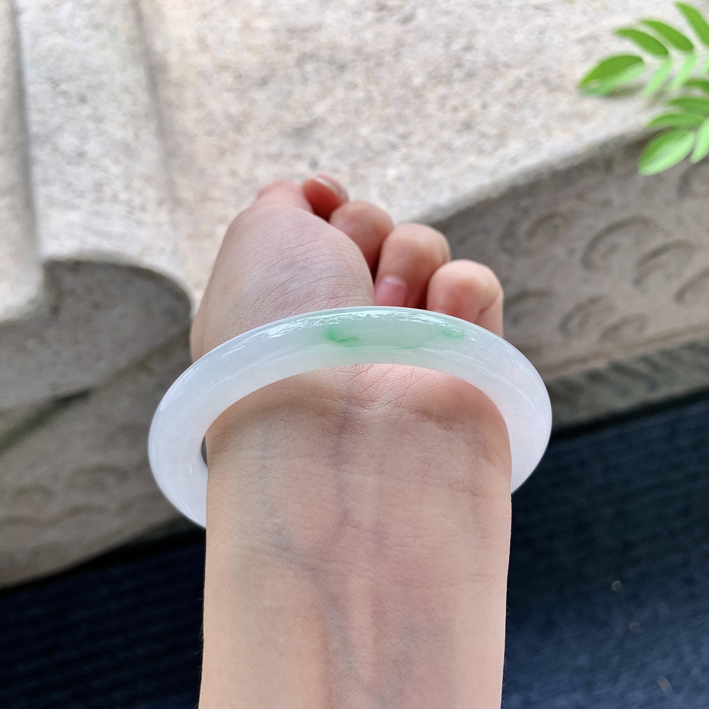 圆条55 56【圈口】56.4/8.4/9.2【编码】C5062903【描述】细糯飘绿，水润，种老，细腻，打灯有棉线