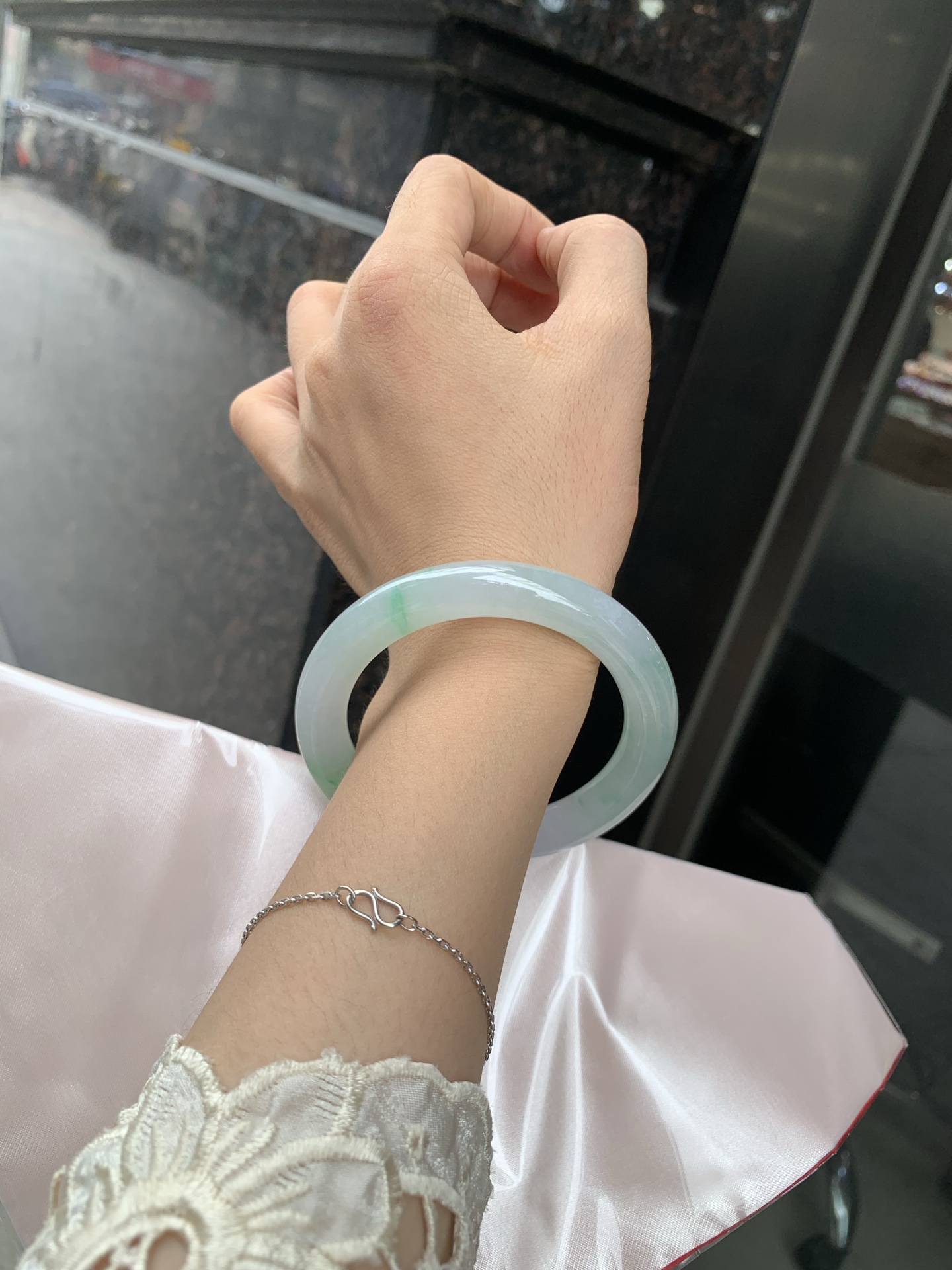 白底青阳绿圆条 54.6-9.5-9.5 0629-N1108-2 打灯细纹，底妆冰润，满圈飘阳绿花点缀，腕间风华，干净纯净的底色上，一抹翠色肆意流淌，宛如春日里的繁华盛景
