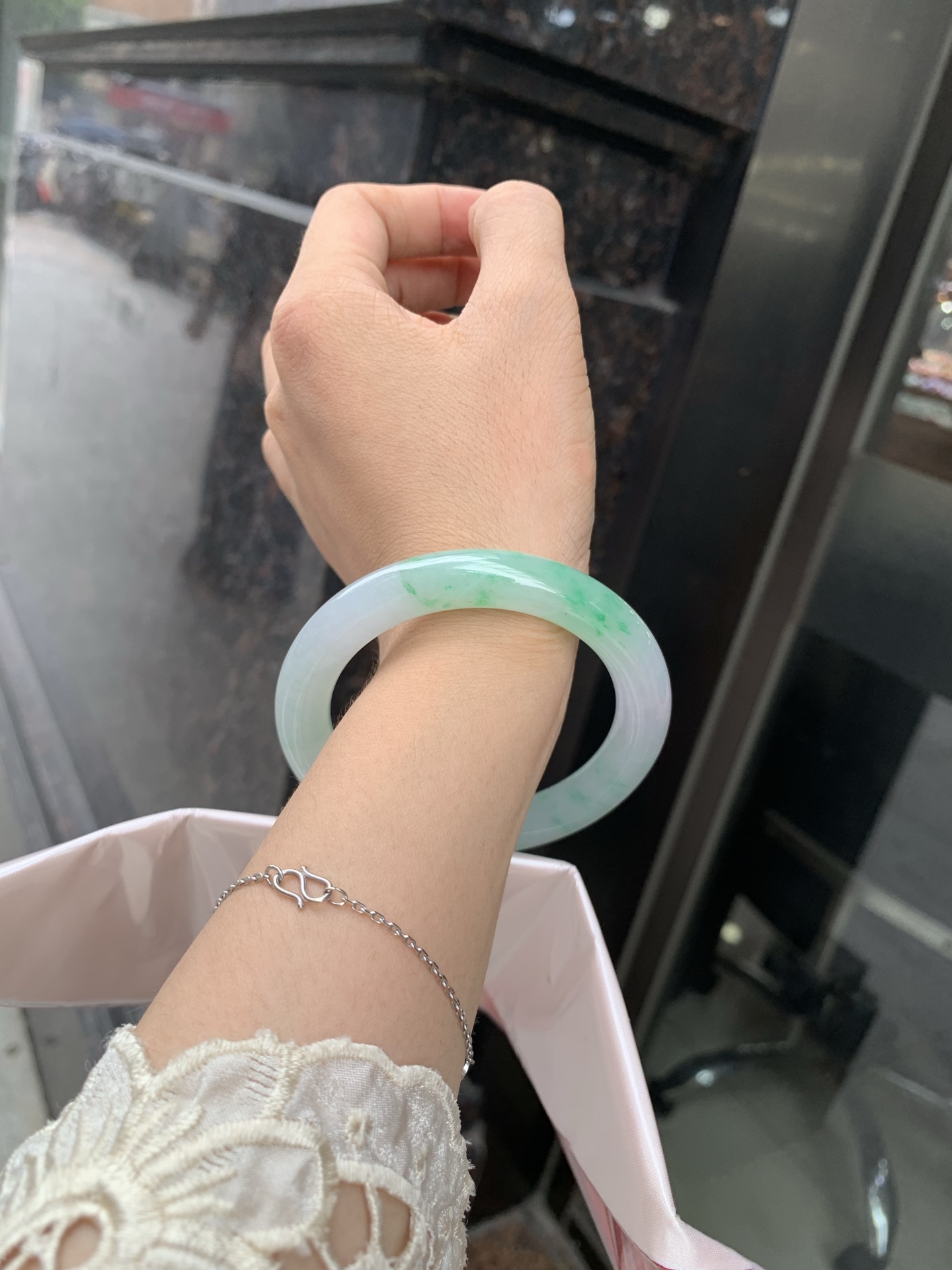 白底青阳绿圆条 54.6-9.5-9.5 0629-N1108-2 打灯细纹，底妆冰润，满圈飘阳绿花点缀，腕间风华，干净纯净的底色上，一抹翠色肆意流淌，宛如春日里的繁华盛景