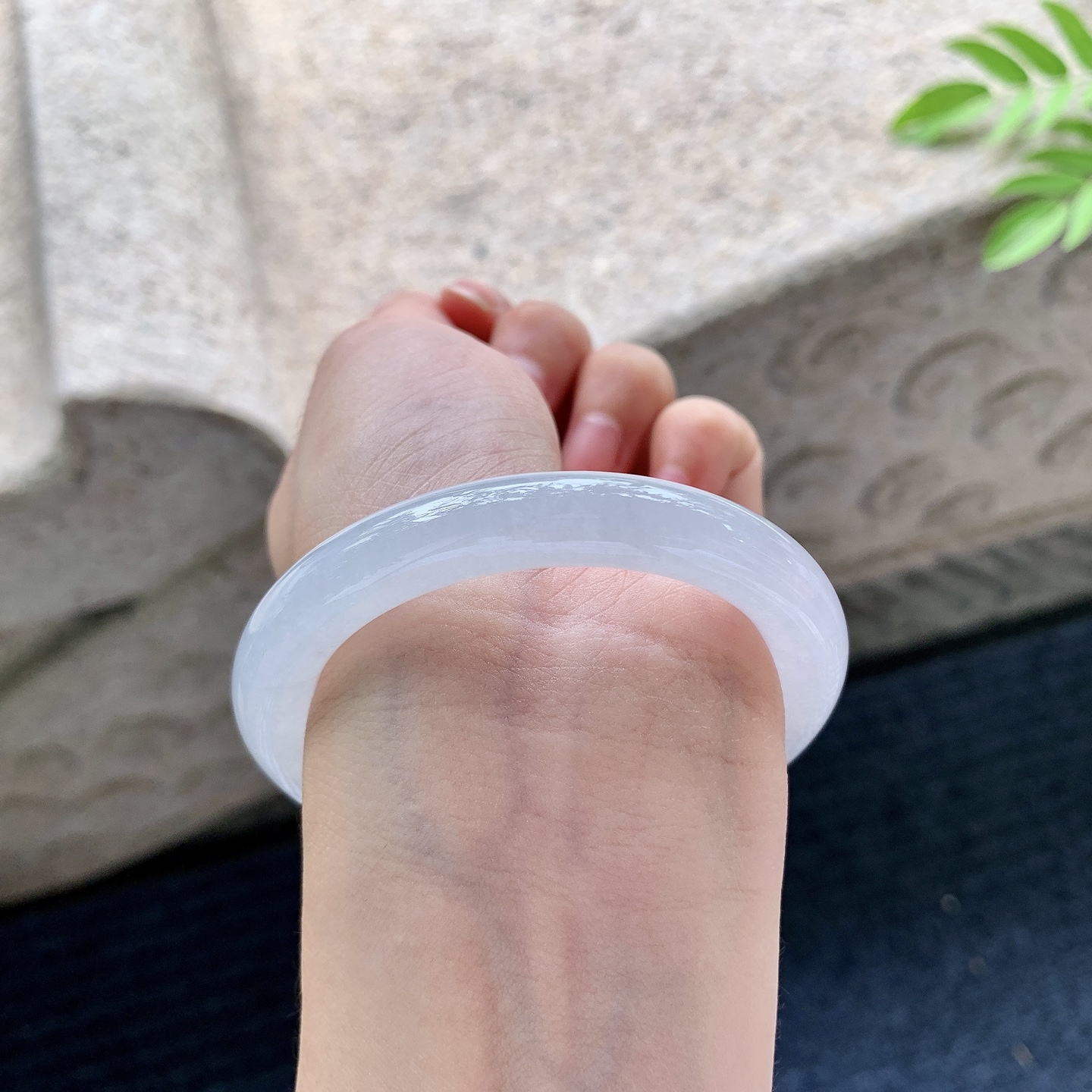 圆条50 51【圈口】51.5/9/9【编码】C5062902【描述】糯冰底色，水润，种老，细腻，打灯有棉线