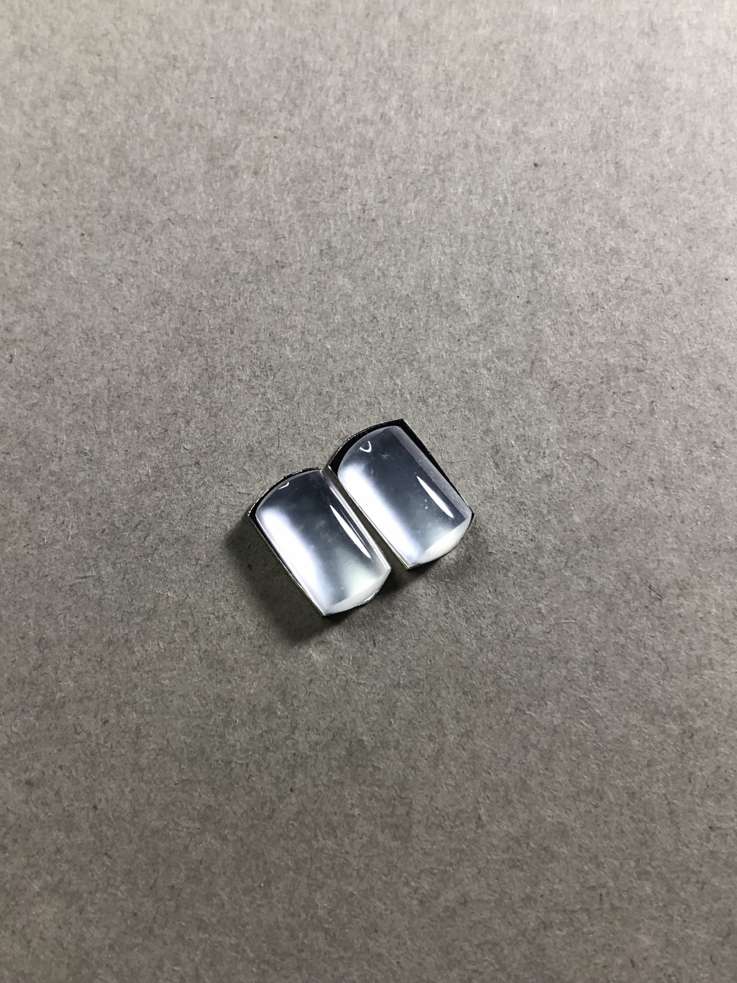 741403「一对冰玻马鞍」底子白皙，冰透起光，品相佳，镶嵌漂亮8.8-5.1-2.4