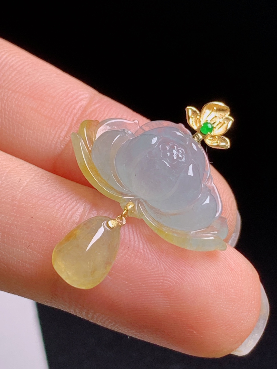 冰飘黄莲花吊坠，冰透莲花搭配暖黄坠子，清雅脱俗