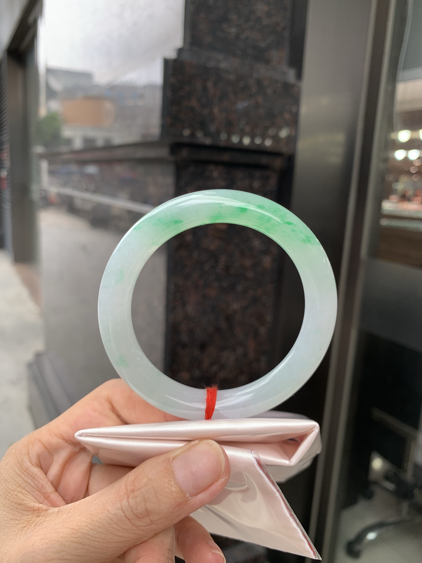 白底青阳绿圆条 0629-N1108-1 打灯细纹，底妆冰润，半圈阳绿花点缀，腕间风华，干净纯净的底