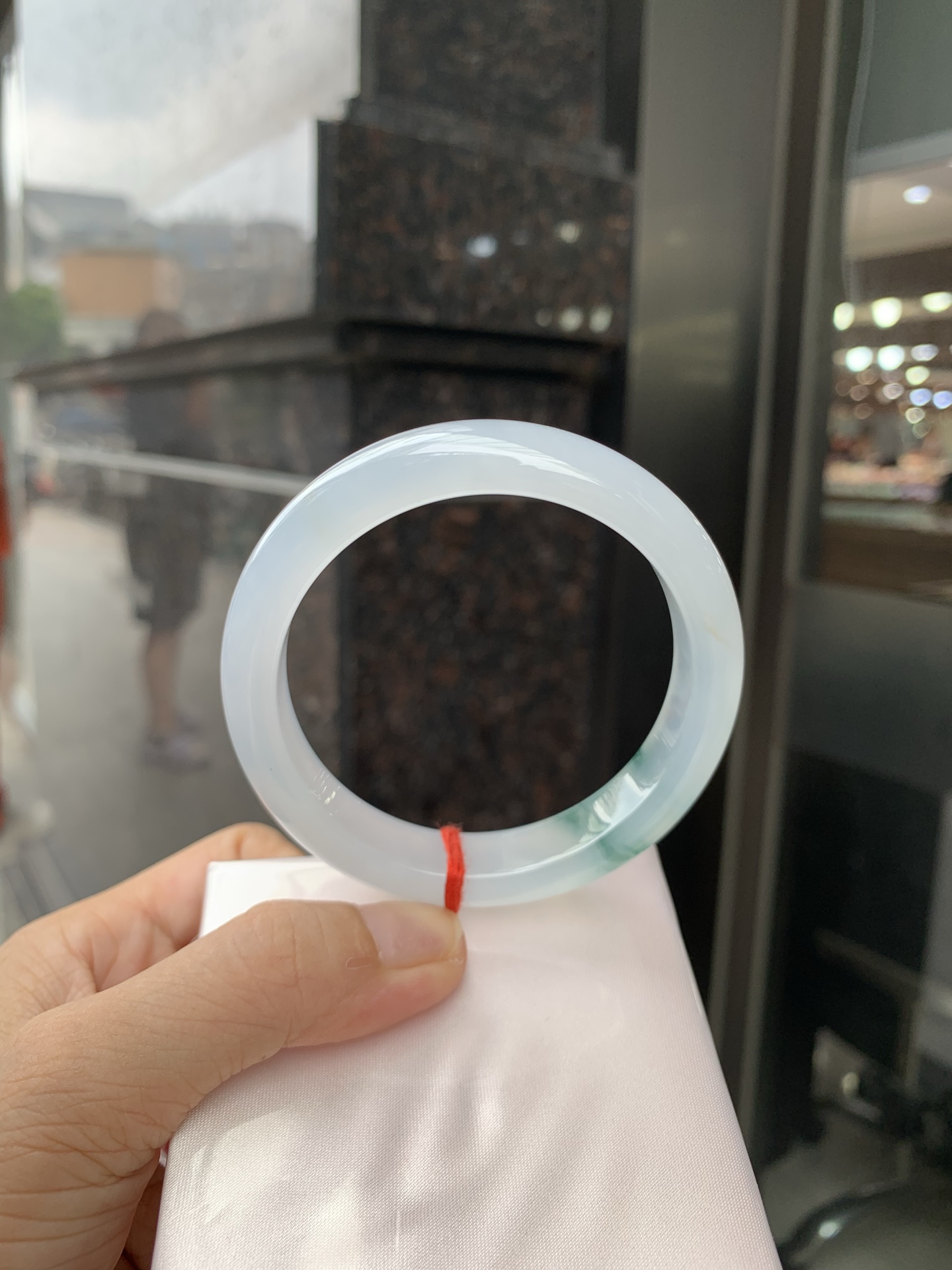 冰飘花正圈 57.5-8.1-11.7 0629-N1111 打灯细纹，不影响，底妆胶润细腻，冰底中开出了朵朵兰花，飘花灵动飘逸，勾勒出一幅唯美诗意的山水意境画，古典优雅又秀气
