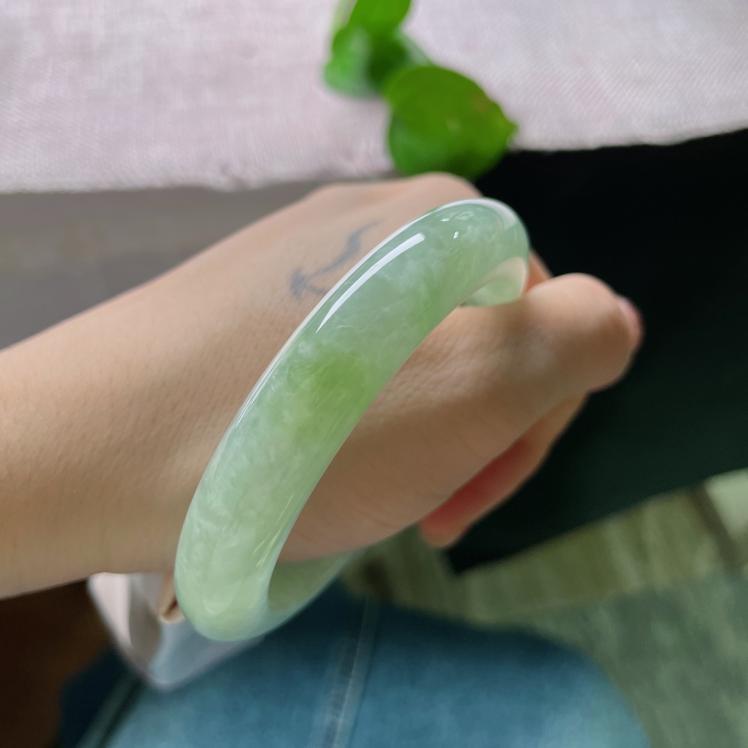 56.3/12/8.6，绿底正圈，无裂，浅嫩晴水，清透似山间清泉，上手自带夏日清爽凉意。ss54982a。