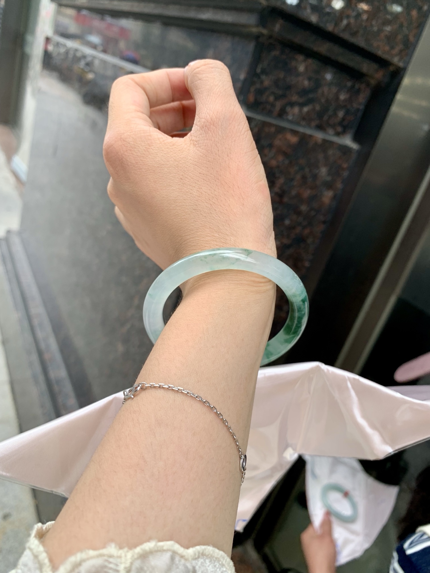 冰墨绿花美人条 51.2-7.2-7.2 0629-N1107 打灯细纹，底妆冰润，烟雨入江南，丹青水墨，朦胧江南的意境镯，青花瓷般的冰飘蓝花水墨画，妙笔丹青笔墨如画，镯子青白分明如盈盈碧水莹润水灵山水画，飘逸灵动的画色倘徉在水光中泛起阵阵涟漪。