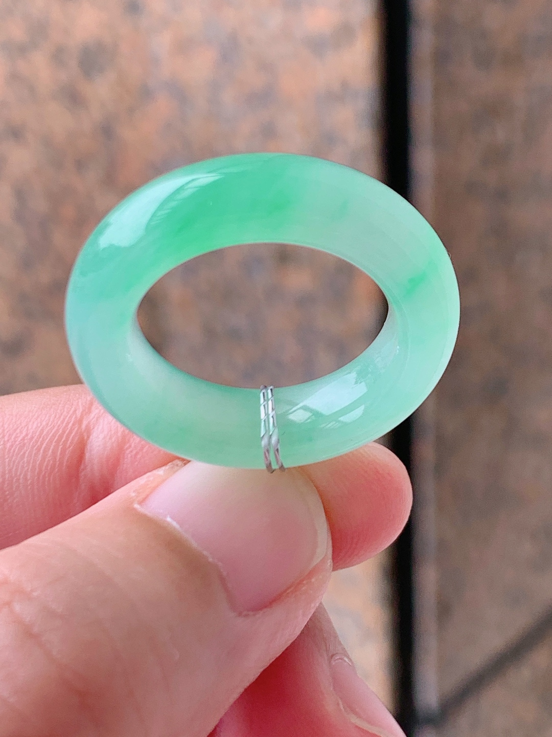 冰飘绿指环戒圈，水润清新翠色飘逸，素面圆环简约百搭，平安顺遂
