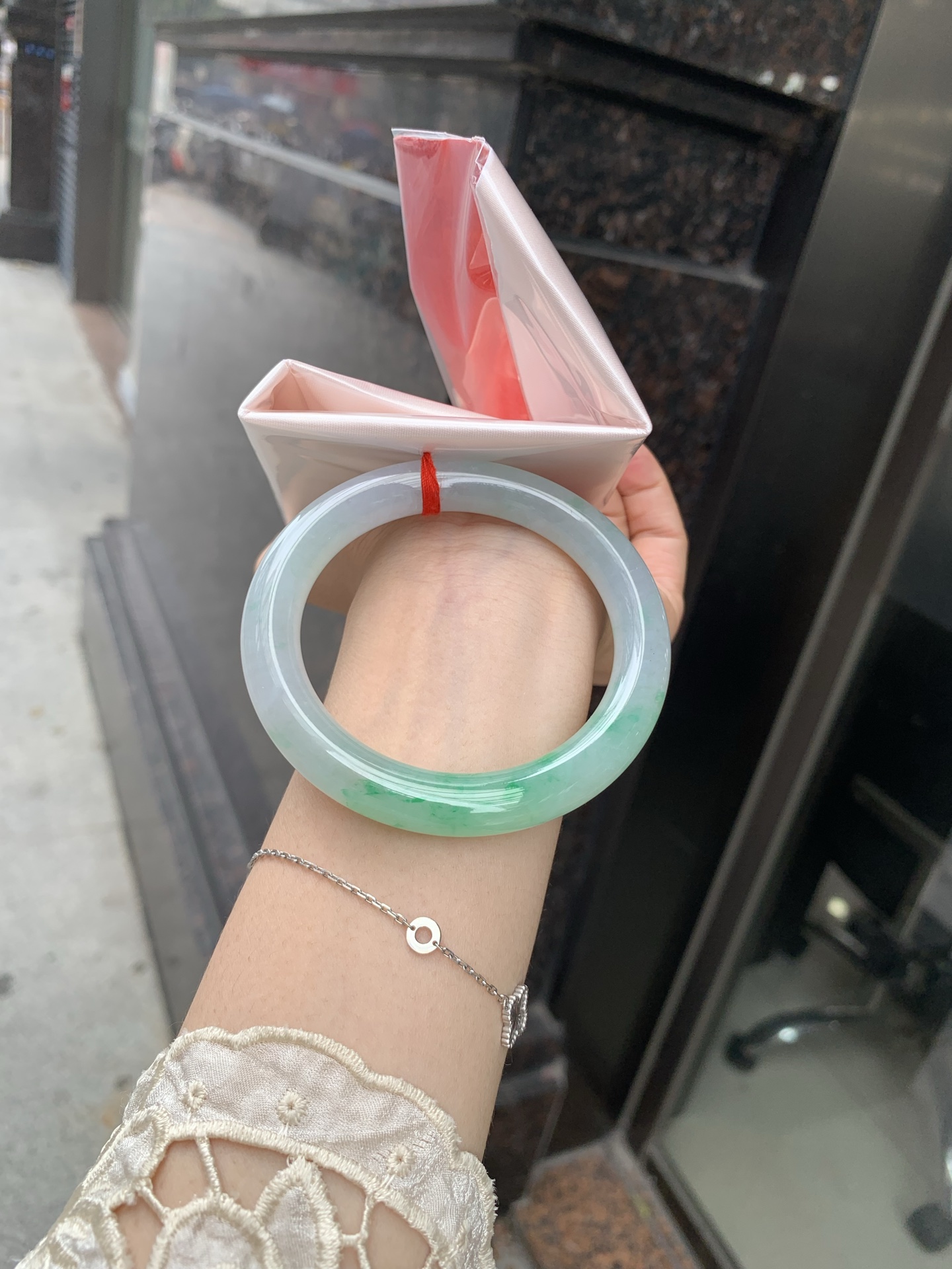 白底青阳绿圆条 0629-N1108-1 打灯细纹，底妆冰润，半圈阳绿花点缀，腕间风华，干净纯净的底色上，一抹翠色肆意流淌，宛如春日里的繁华盛景