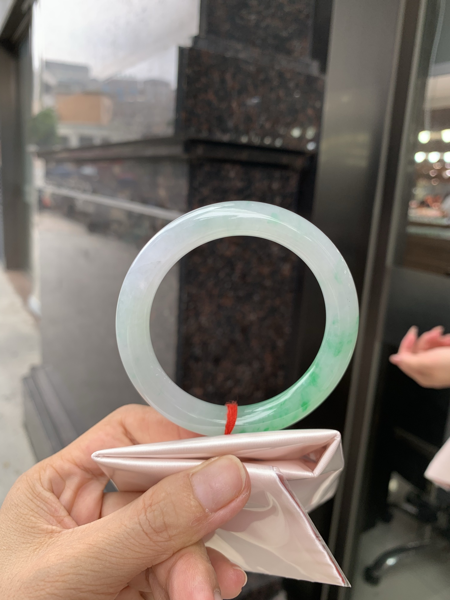 白底青阳绿圆条 0629-N1108-1 打灯细纹，底妆冰润，半圈阳绿花点缀，腕间风华，干净纯净的底色上，一抹翠色肆意流淌，宛如春日里的繁华盛景