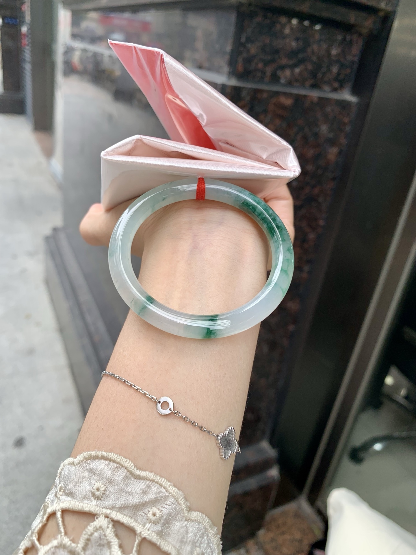 冰墨绿花美人条 51.2-7.2-7.2 0629-N1107 打灯细纹，底妆冰润，烟雨入江南，丹青水墨，朦胧江南的意境镯，青花瓷般的冰飘蓝花水墨画，妙笔丹青笔墨如画，镯子青白分明如盈盈碧水莹润水灵山水画，飘逸灵动的画色倘徉在水光中泛起阵阵涟漪。