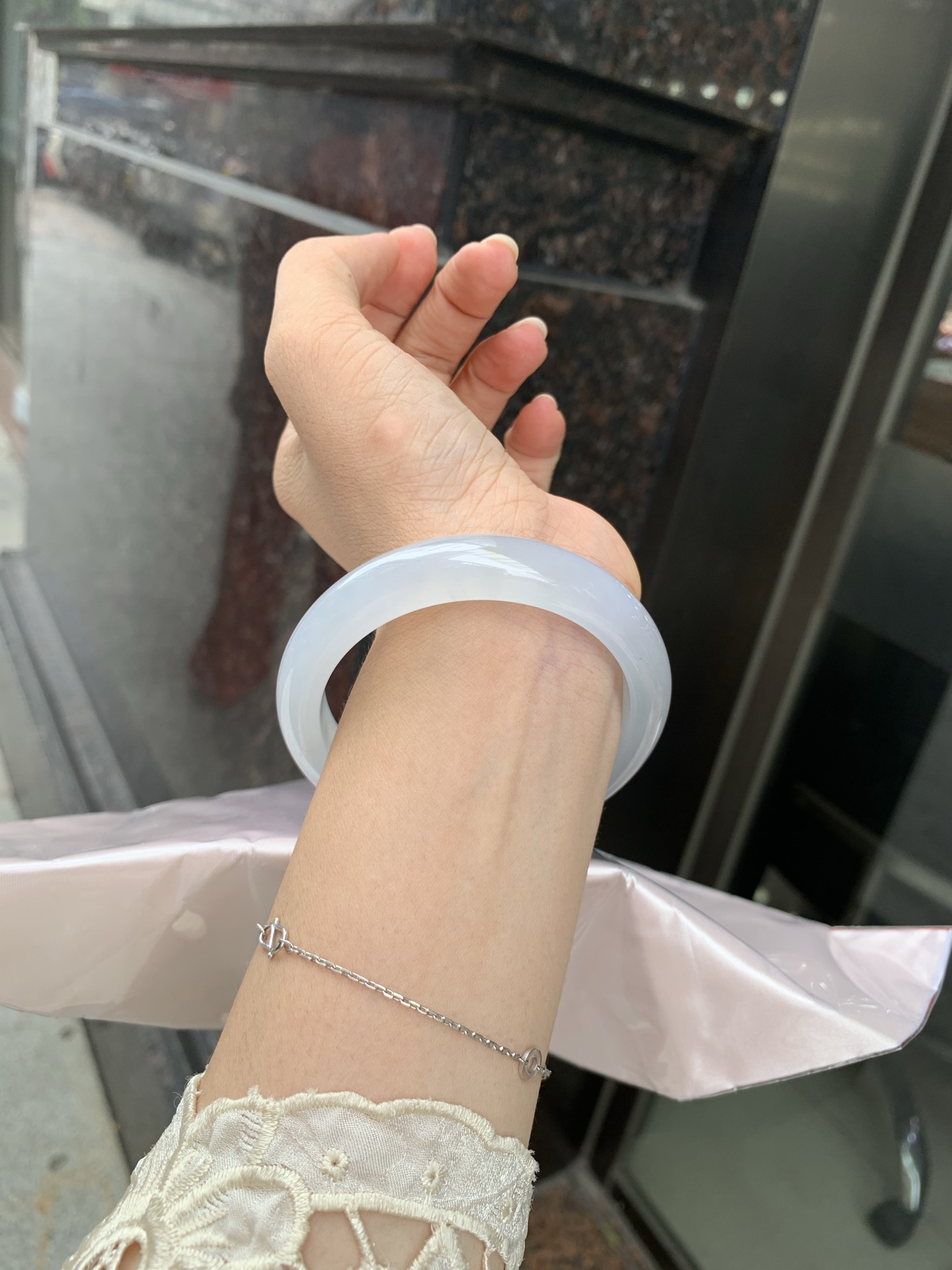 冰飘花正圈 57.5-8.1-11.7 0629-N1111 打灯细纹，不影响，底妆胶润细腻，冰底中开出了朵朵兰花，飘花灵动飘逸，勾勒出一幅唯美诗意的山水意境画，古典优雅又秀气
