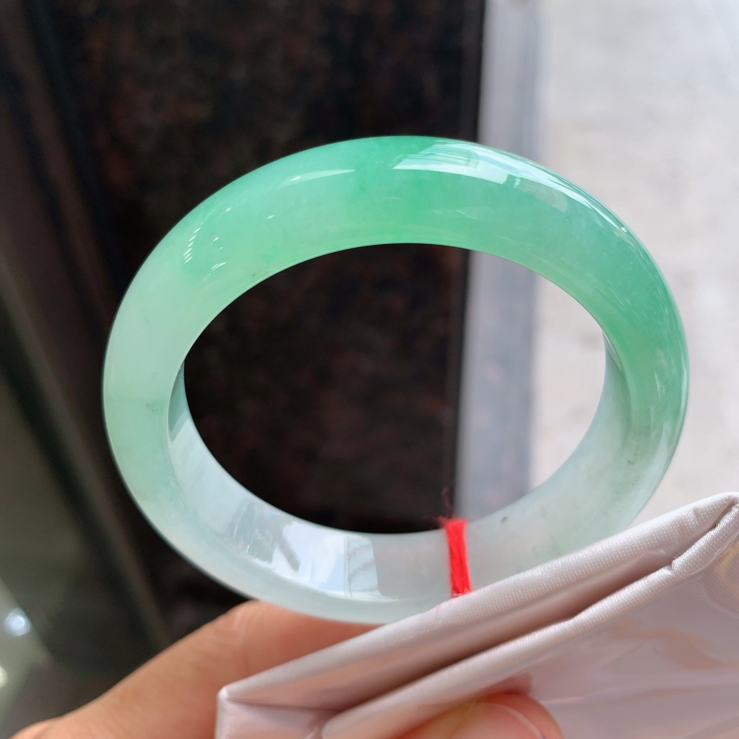 正圈冰飘绿 微杂质 尺寸：52/12.8/8.2 色清爽