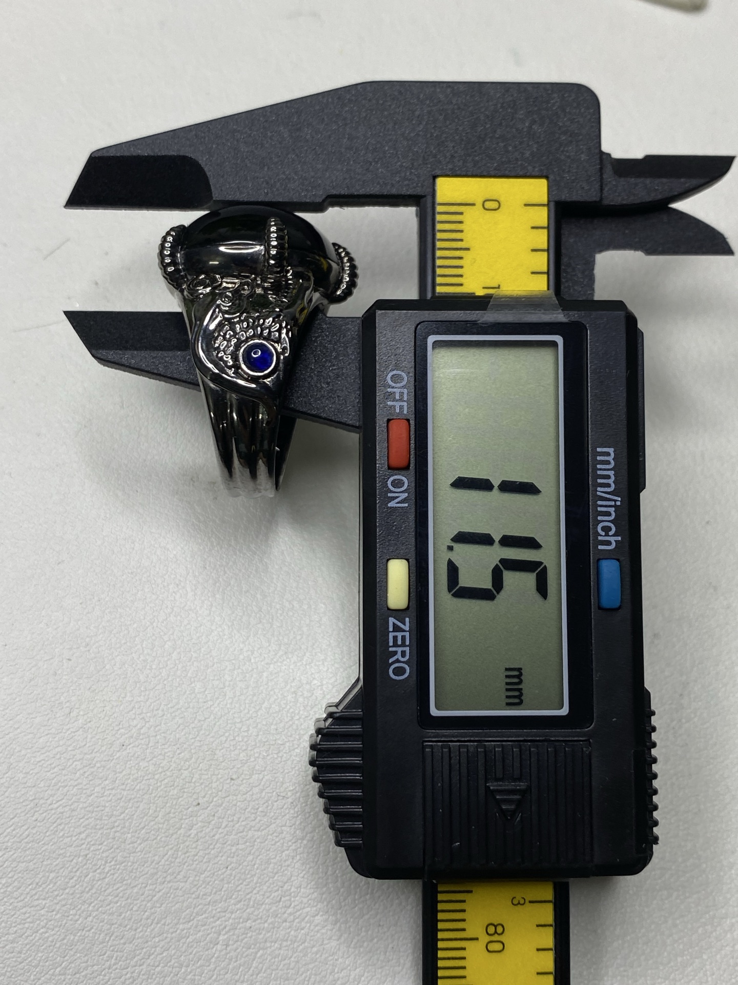 G16759:【墨翠龙爪戒指】    18K黑金重金镶嵌    产地   缅甸     黑度极黑   老坑高冰     种老起胶     帝王绿底色  品质极高   性比超高  ️️，22.1