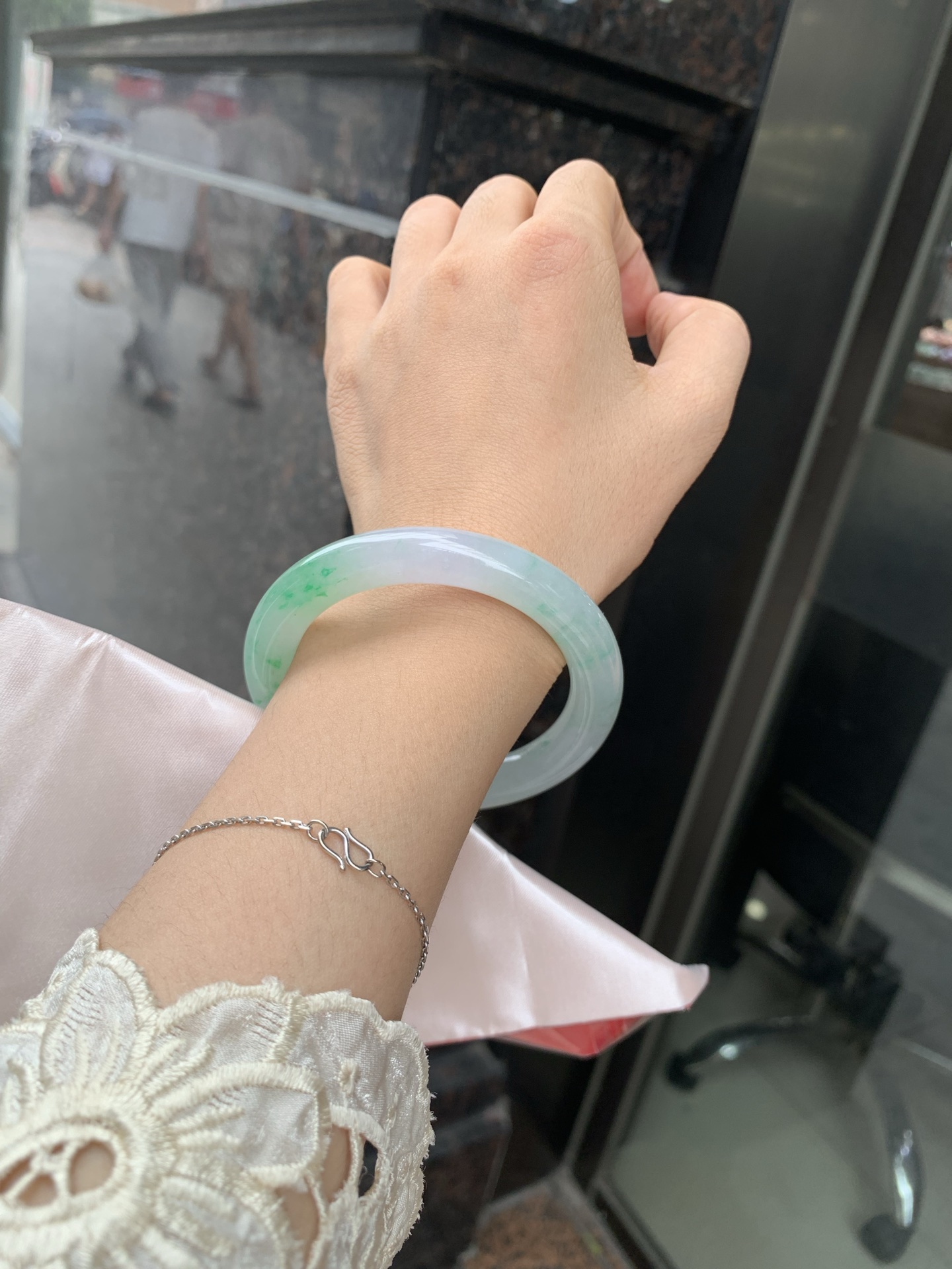 白底青阳绿圆条 54.6-9.5-9.5 0629-N1108-2 打灯细纹，底妆冰润，满圈飘阳绿花点缀，腕间风华，干净纯净的底色上，一抹翠色肆意流淌，宛如春日里的繁华盛景