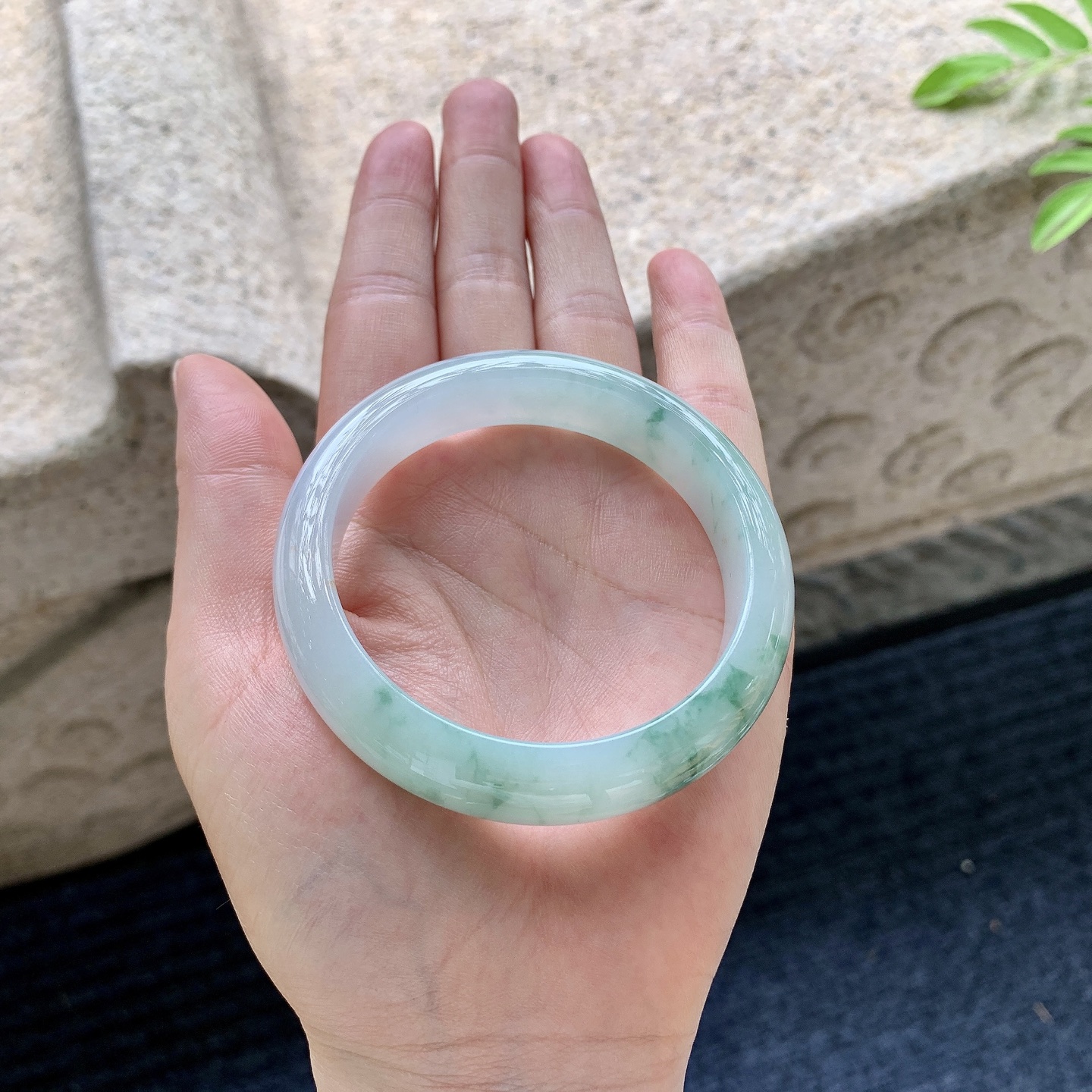 正圈52 53【圈口】53.5/12.8/8【编码】HJ063004【描述】细糯飘花，水润，种老，细腻，无裂