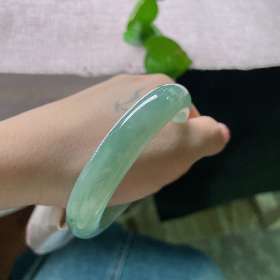56.6/12.4/9，飘花正圈，种水通透清亮匀净淡蓝调，自带天然雪花棉与零星飘绿，层次灵动不杂乱。冷调湖水色衬肤显白，清冷，适配轻熟、简约穿搭。无裂，ss51519a