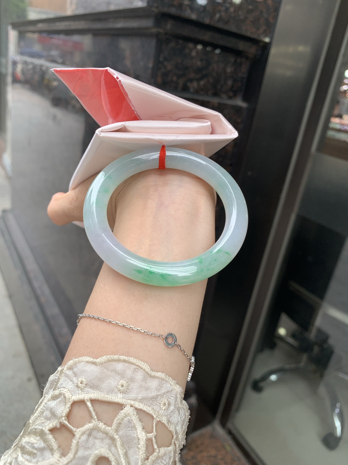 白底青阳绿圆条 54.6-9.5-9.5 0629-N1108-2 打灯细纹，底妆冰润，满圈飘阳绿花点缀，腕间风华，干净纯净的底色上，一抹翠色肆意流淌，宛如春日里的繁华盛景