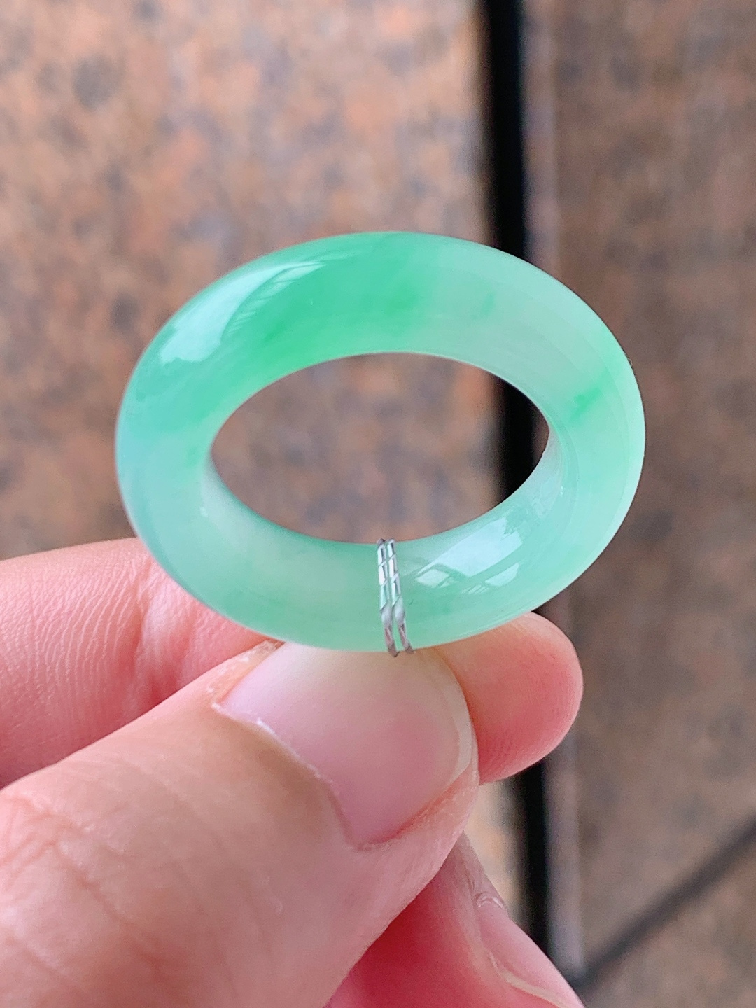 冰飘绿指环戒圈，水润清新翠色飘逸，素面圆环简约百搭，平安顺遂