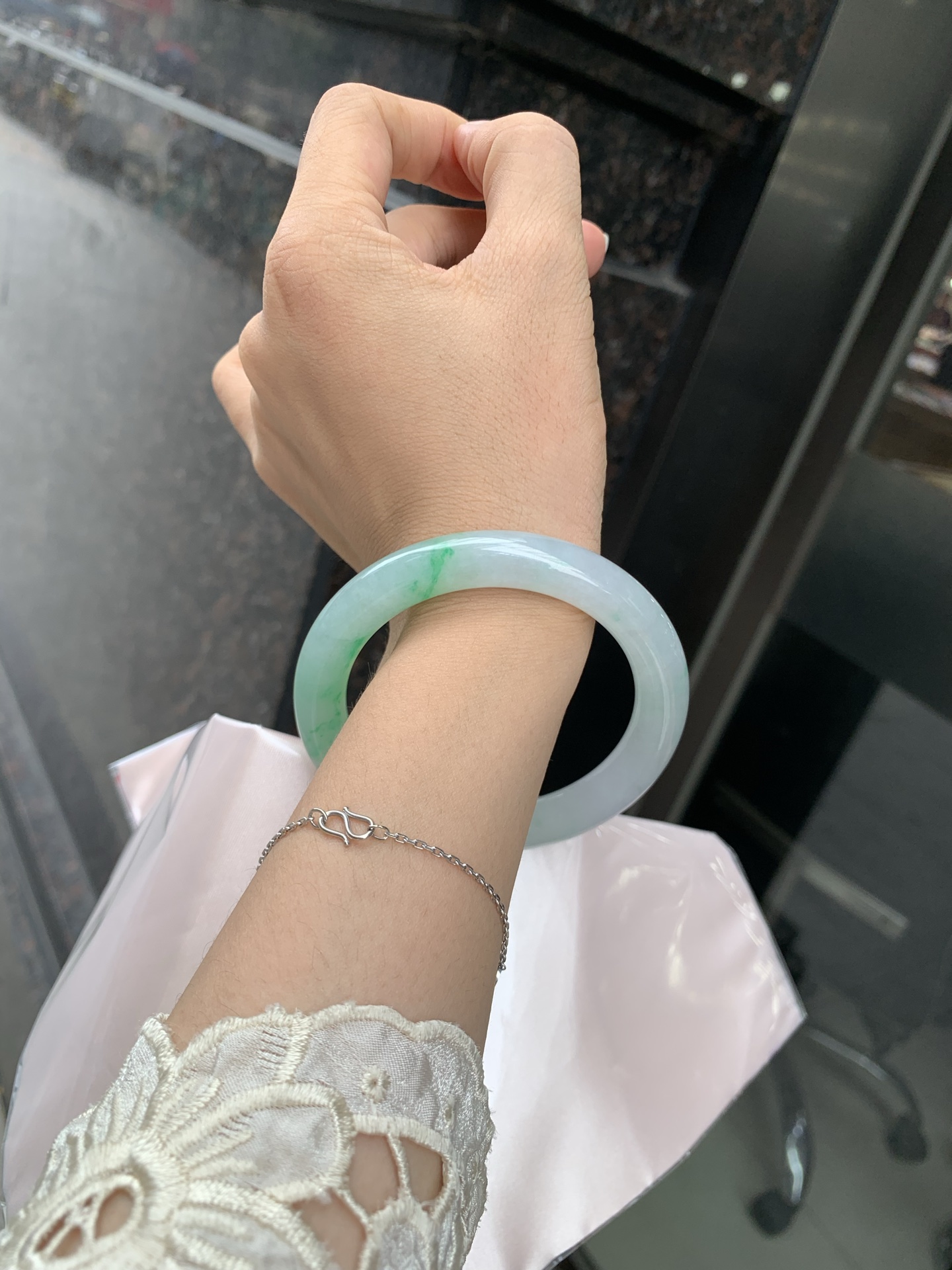 白底青阳绿圆条 0629-N1108-1 打灯细纹，底妆冰润，半圈阳绿花点缀，腕间风华，干净纯净的底色上，一抹翠色肆意流淌，宛如春日里的繁华盛景