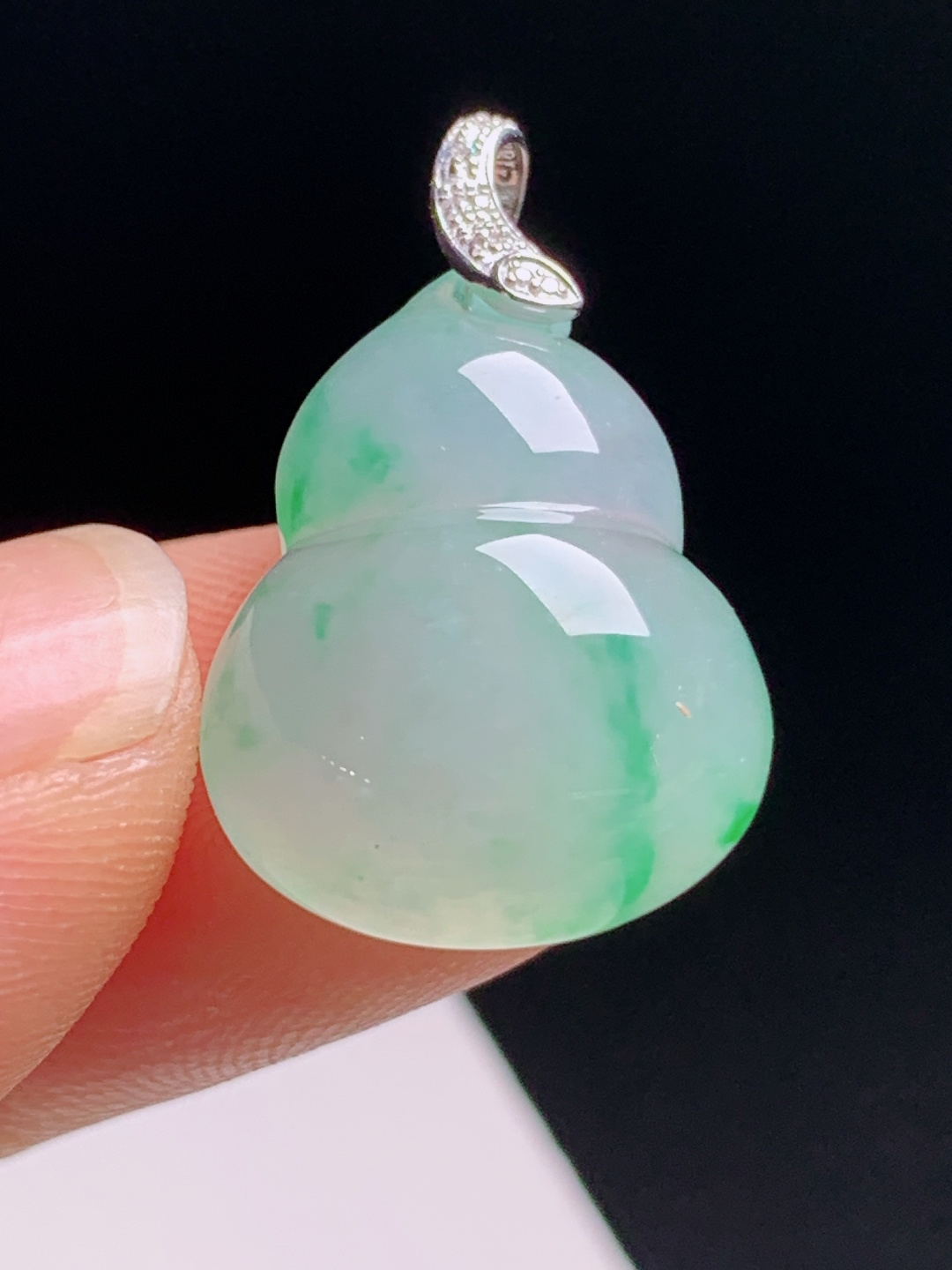 冰飘绿葫芦吊坠，翠色灵动胶润饱满，福禄相伴 裸石19.5-15-6.7 整体24 030629