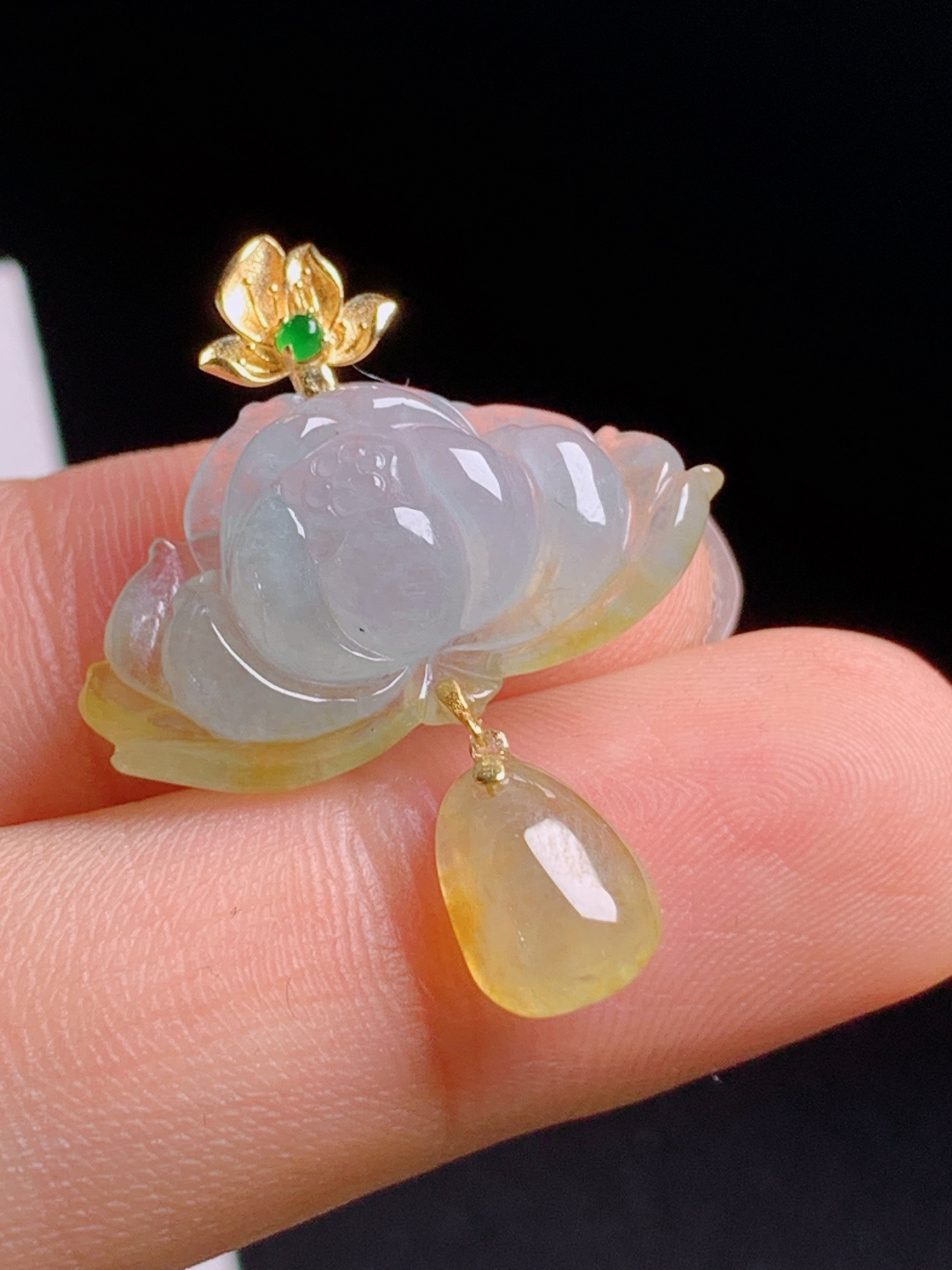 冰飘黄莲花吊坠，冰透莲花搭配暖黄坠子，清雅脱俗