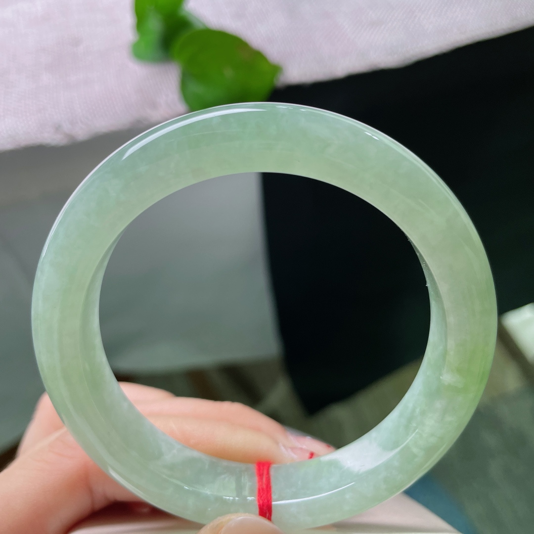 56.3/12/8.6，绿底正圈，无裂，浅嫩晴水，清透似山间清泉，上手自带夏日清爽凉意。ss5498