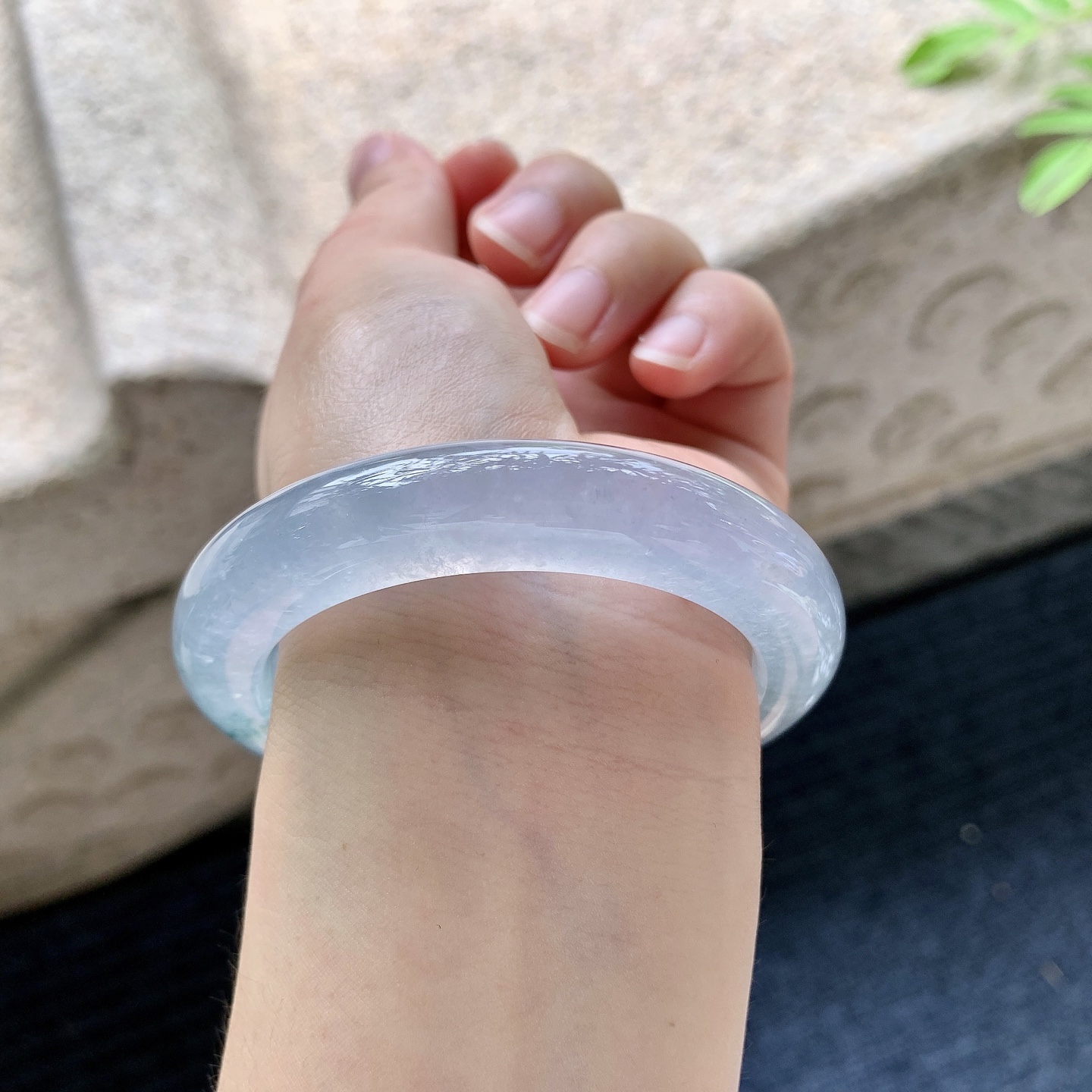 正圈52 53【圈口】53.4/11/9.7【编码】G7062906【描述】冰紫飘花，清透，水润，种老，细腻，打灯有絮线